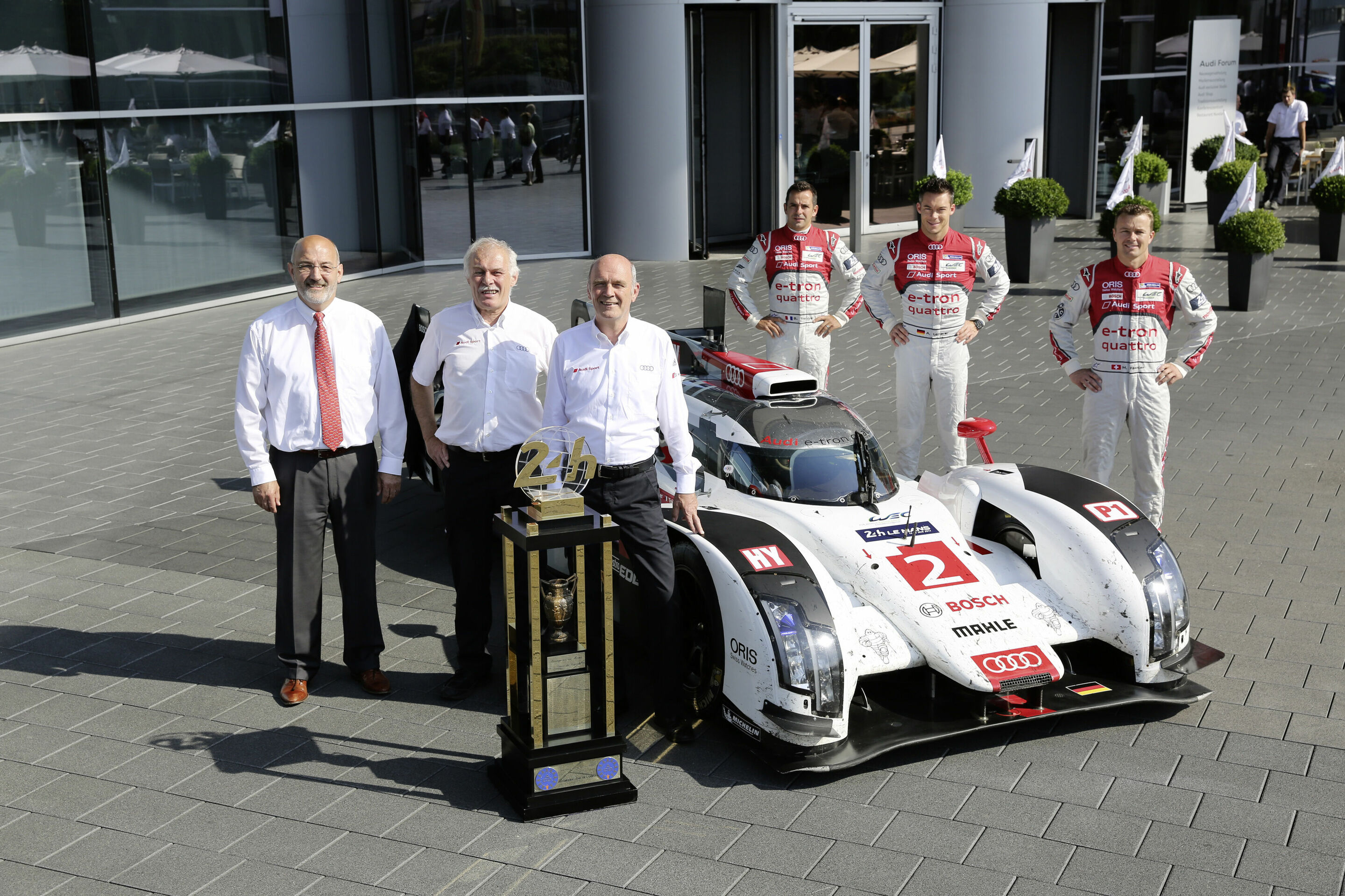 Sieger der 24-Stunden-Rennen von Le Mans und dem Nürburgring am Audi-Standort Neckarsulm - v.l.: Norbert Rank, Betriebsratsvorsitzender Neckarsulm, Wolfgang Baretzky, Leiter Sportmotorenentwicklung am Standort Neckarsulm, Dr. Wolfgang Ullrich, Audi-Motorsportchef.
Rechts...