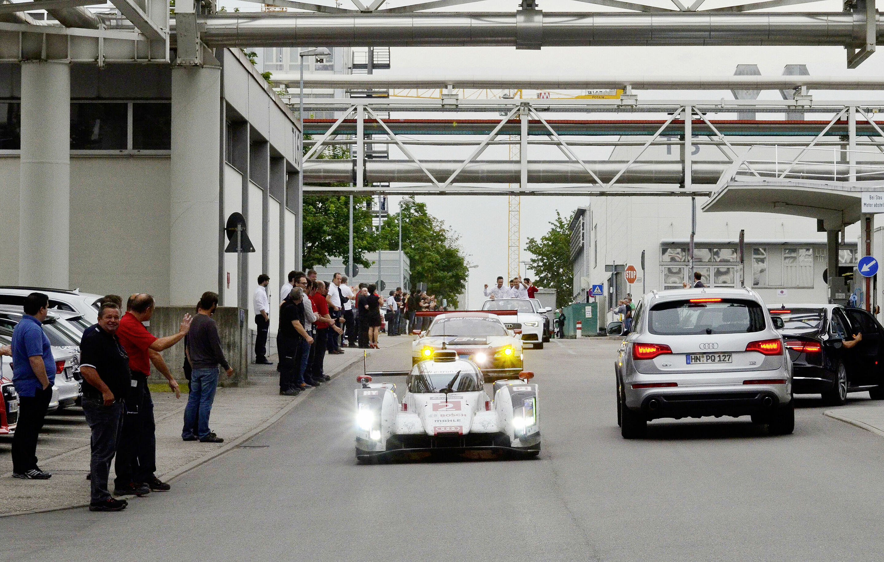 Audi-Mitarbeiter in Ingolstadt feiern ihre Sieger - Auf dem Werksgelände von Audi in Ingolstadt herrschte am Mittwoch 24-Stunden-Rennflair: Die Sieger der 24-Stunden-Rennen in Le Mans und auf dem Nürburgring präsentierten sich vor den Audi-Mitarbeitern....
