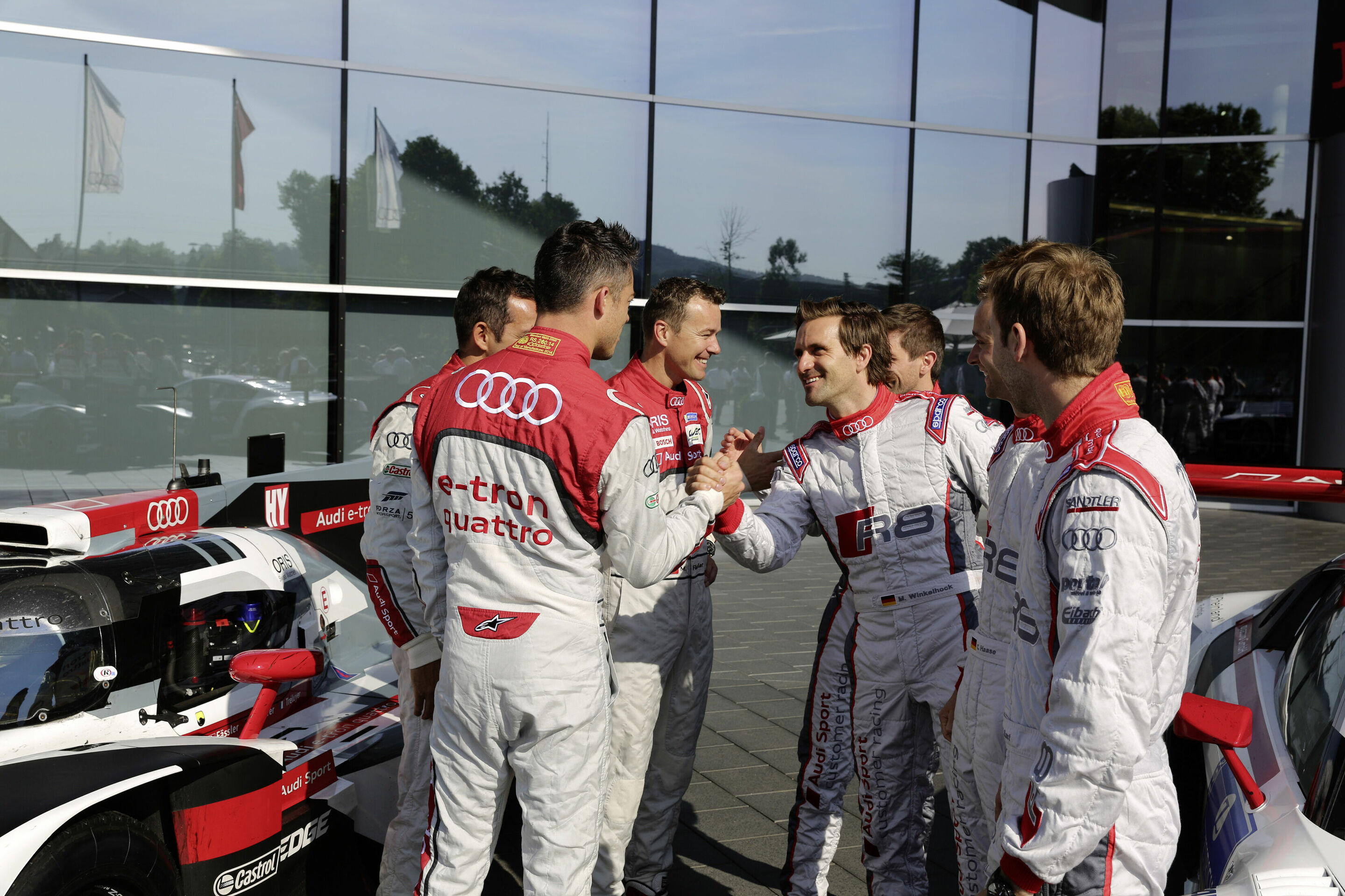Sieger der 24-Stunden-Rennen von Le Mans und dem Nürburgring am Audi-Standort Neckarsulm - Auch unter den Rennpiloten der 24-Stunden-Rennen von Le Mans und dem Nürburgring ist der Jubel groß.
v.l. André Lotterer, Benoît Tréluyer, Marcel Fässler, Christian...