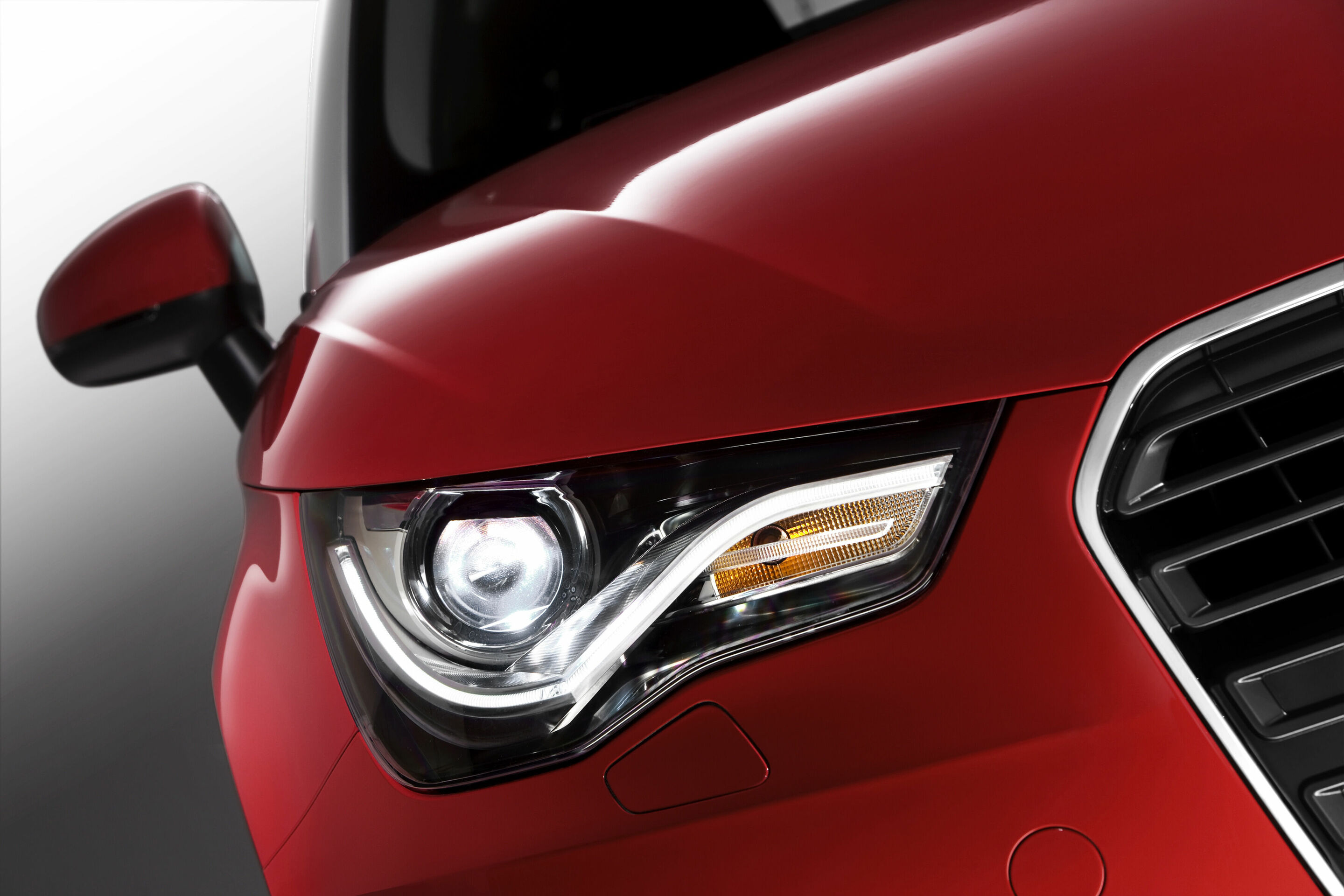 Xenon-Scheinwerfer Audi A1 (2010) - Audi bietet in einigen Modellen so genannte Xenon plus-Scheinwerfer an. Hier generiert ein einziger Brenner das Abblend- und Fernlicht, der Wechsel erfolgt über eine schaltbare Blende.