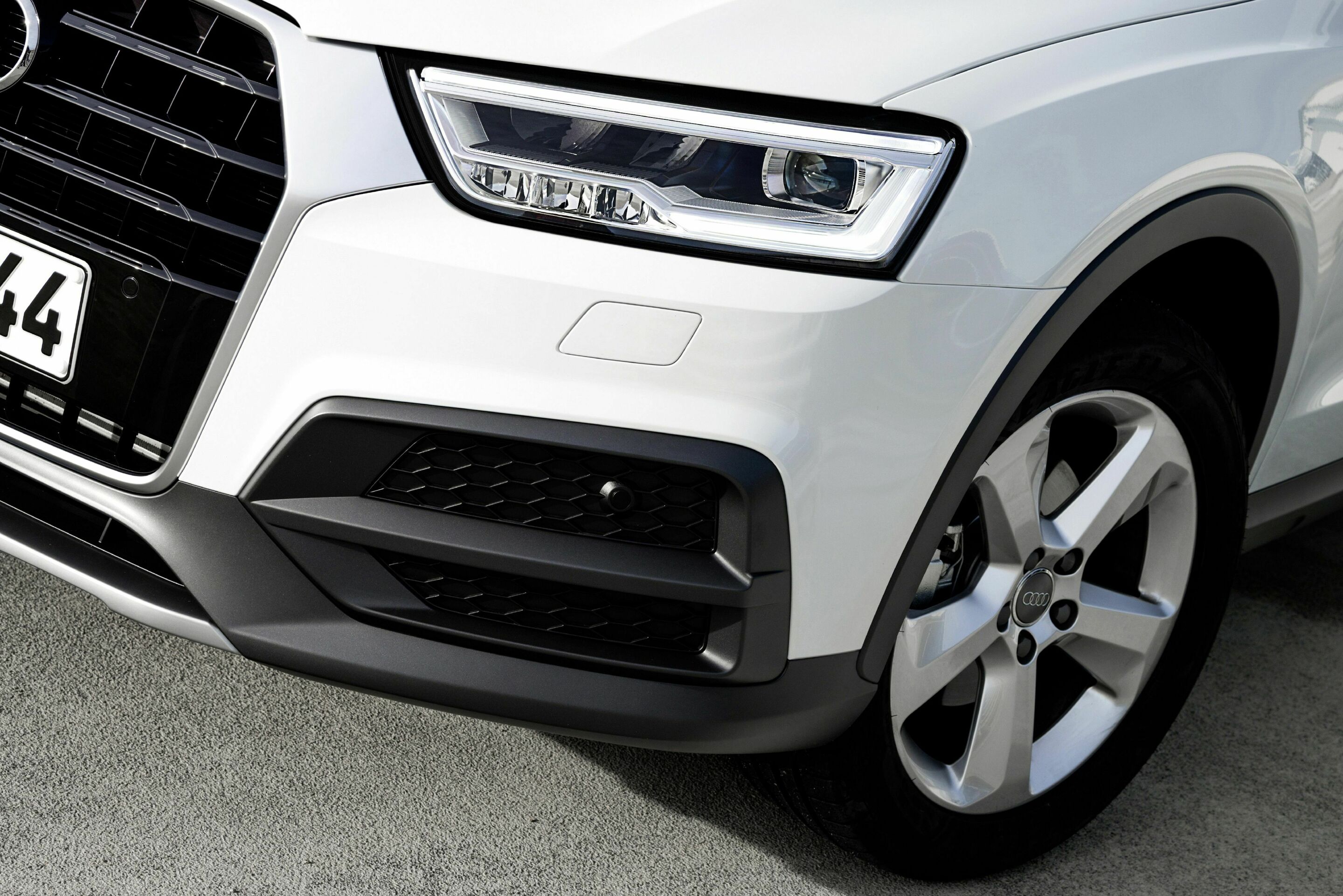 LED-Scheinwerfer Audi Q3 (2014) - Mit etwa 5.500 Kelvin Farbtemperatur ähnelt das Licht der LED-Scheinwerfer dem Tageslicht, deswegen lässt es die Augen kaum ermüden – vor allem bei Dunkelheit und bei schlechten Witterungsbedingungen.