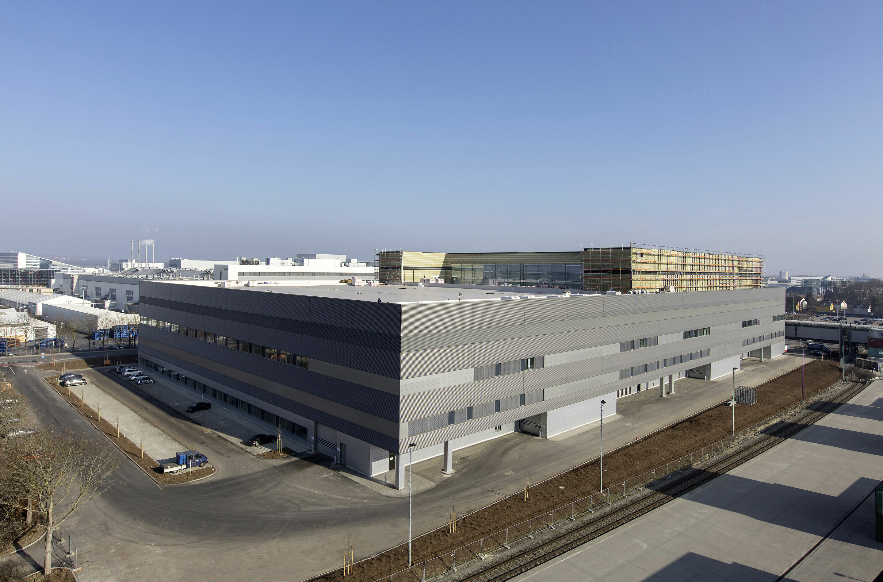 Logistikhalle und Vormontagezentrum (Halle B) im Güterverkehrszentrum (GVZ) Ingolstadt - In der Halle B im Güterverkehrszentrum (GVZ) Ingolstadt sind Logistik und Produktion unter einem Dach – ein Idealfall, um effizienten und nachhaltigen Prozessen gerecht...