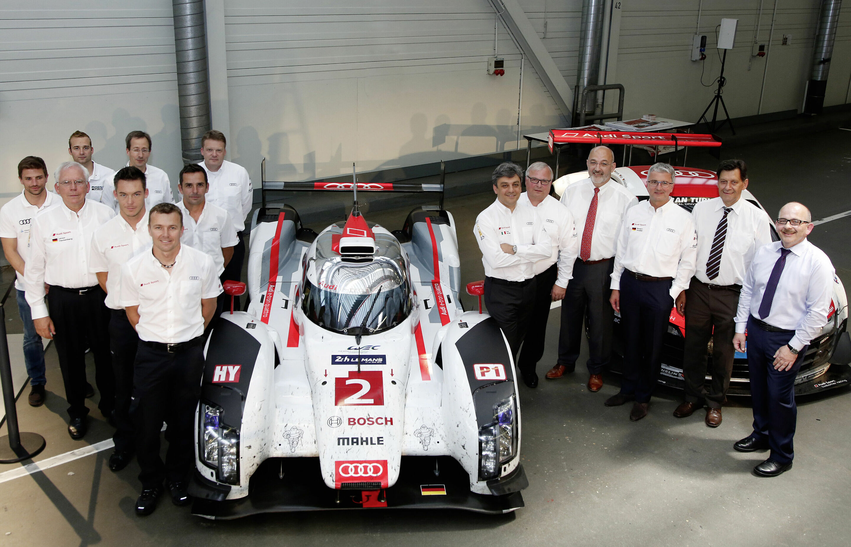 Audi Betriebsrat betont Stellenwert von Bildung und Beteiligung - Die Vorstände der AUDI AG und die Neckarsulmer Betriebsratsspitze mit den Siegerpiloten der 24-Stunden-Rennen von Le Mans und vom Nürburgring auf der Betriebsversammlung in Neckarsulm.