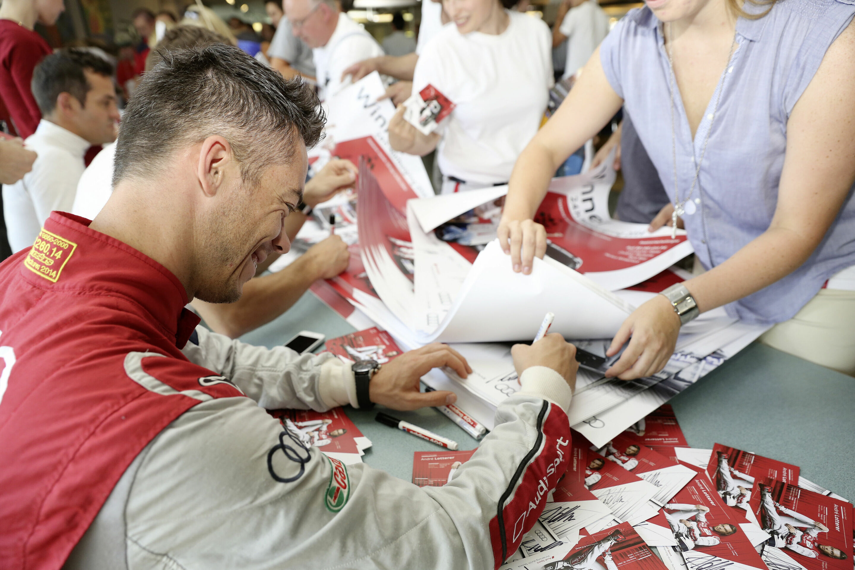 Sieger der 24-Stunden-Rennen von Le Mans und dem Nürburgring am Audi-Standort Neckarsulm - Bei der Autogrammstunde konnten die Audi-Mitarbeiter die Rennpiloten hautnah erleben.
Hier im Bild André Lotterer.