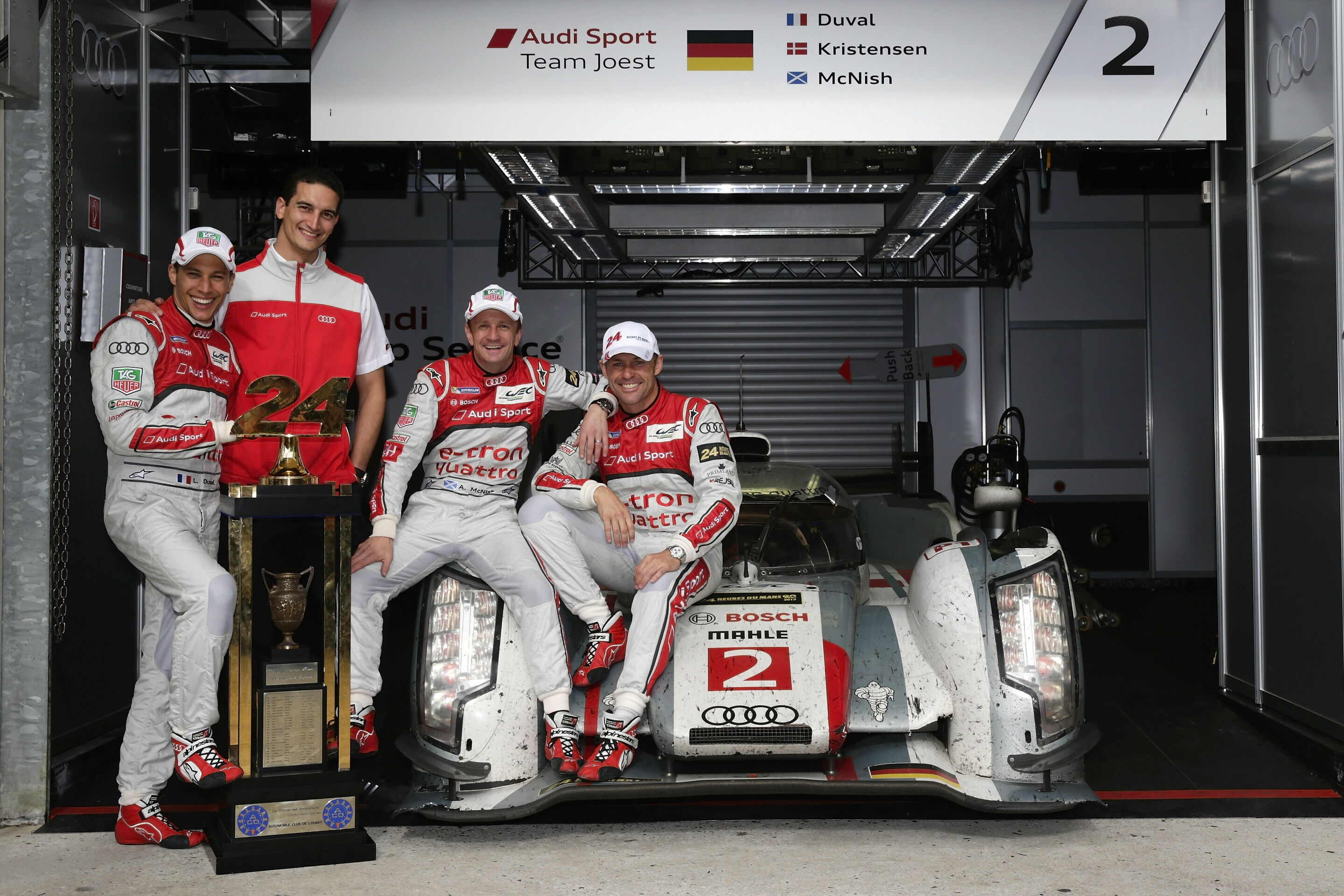 24h Le Mans 2013 - Audi R18 e-tron quattro #2 (Audi Sport Team Joest), Loïc Duval (F), Kyle Wilson-Clarke (Race Engineer Audi R18 e-tron quattro #2), Tom Kristensen (DK), Allan McNish (GB)