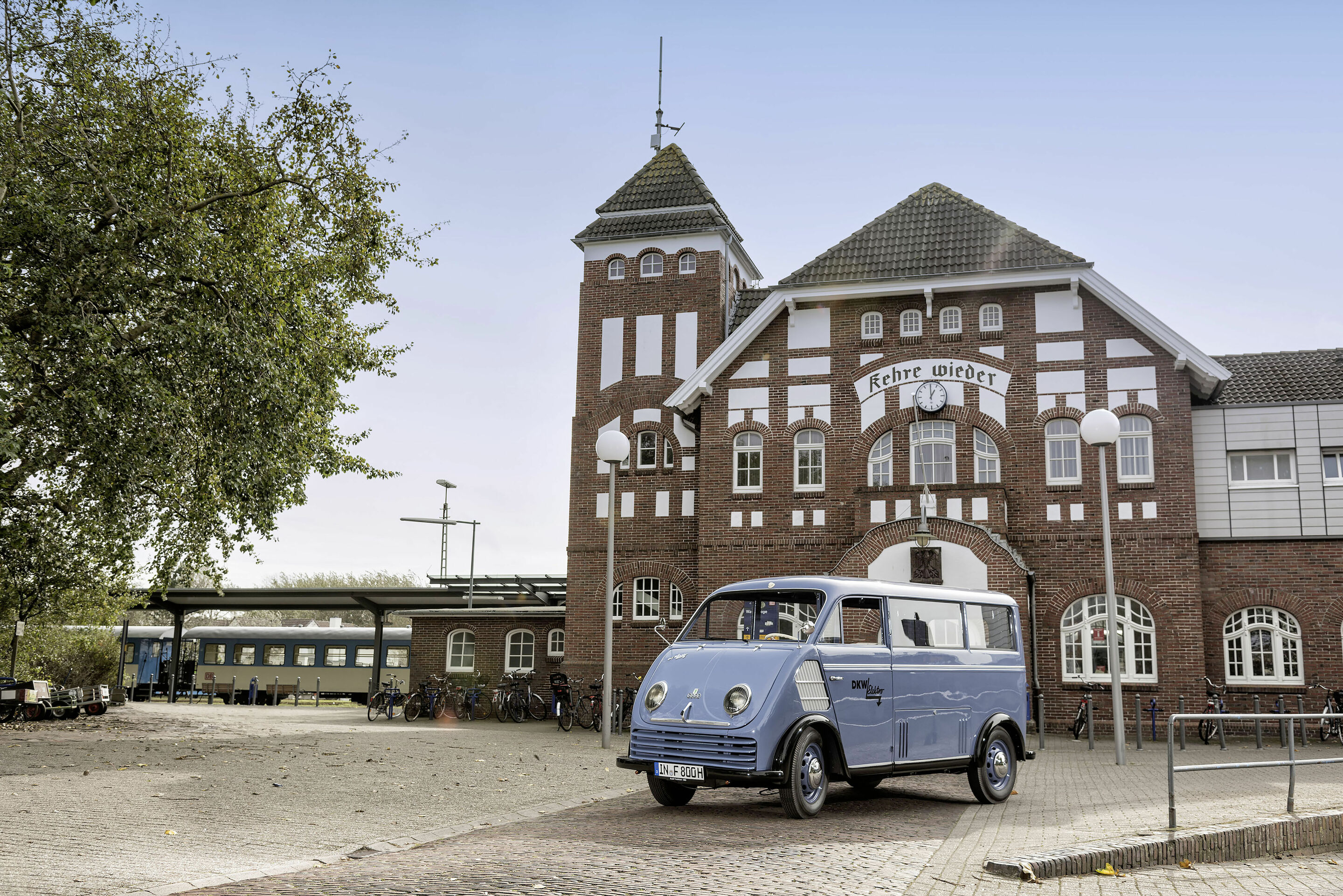 „DKW Elektro-Wagen“ zu Audi heimgekehrt - Auf der Nordseeinsel Wangerooge sind Autos mit Verbrennungsmotoren verboten. Der von Audi Tradition restaurierte DKW Elektro-Schnellaster transportierte dort bis Ende der 1970er Jahre hinein Feriengäste und deren...