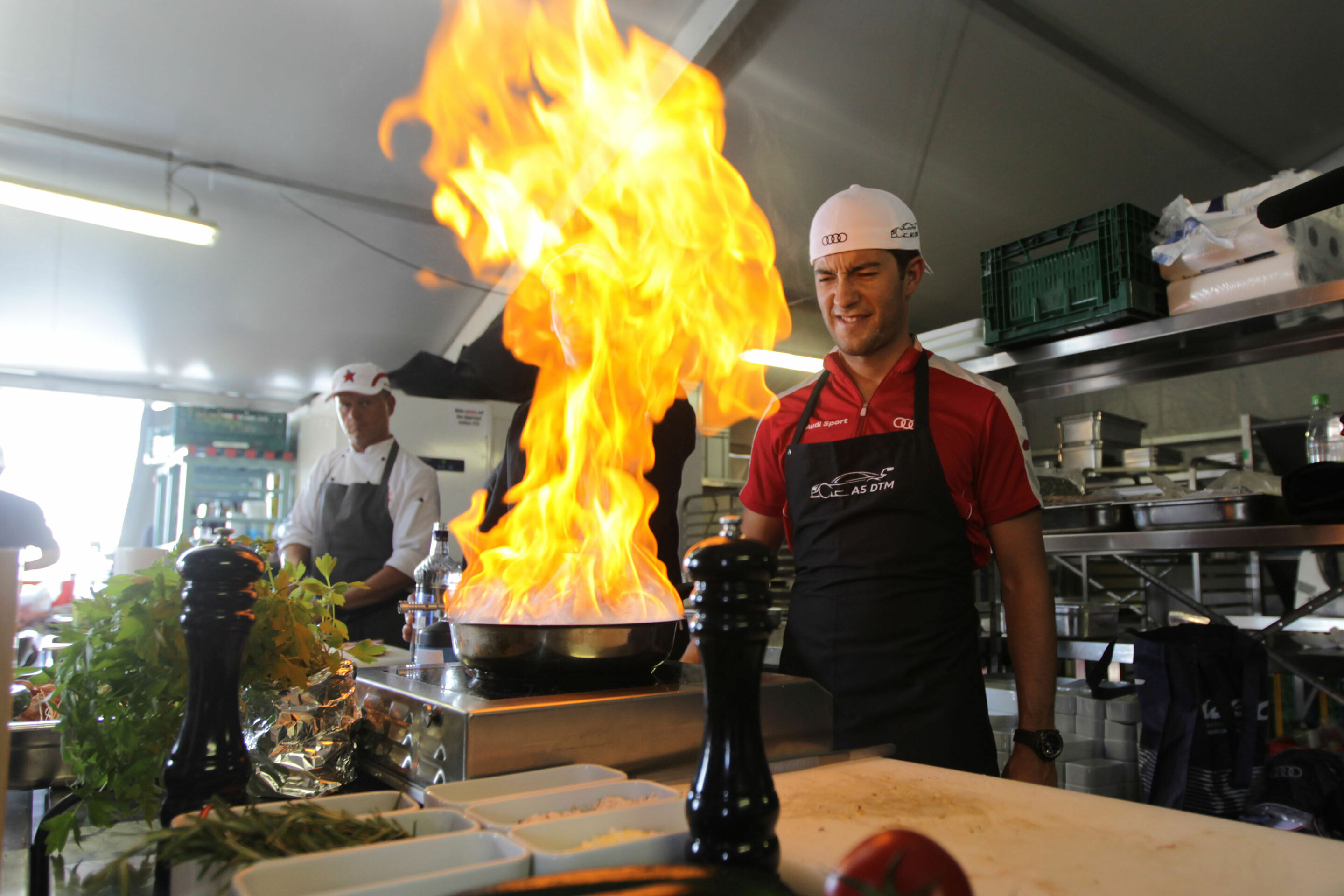 DTM 2012 - Mike Rockenfeller beim Probe-Kochen in der Audi Team & Media Hospitality