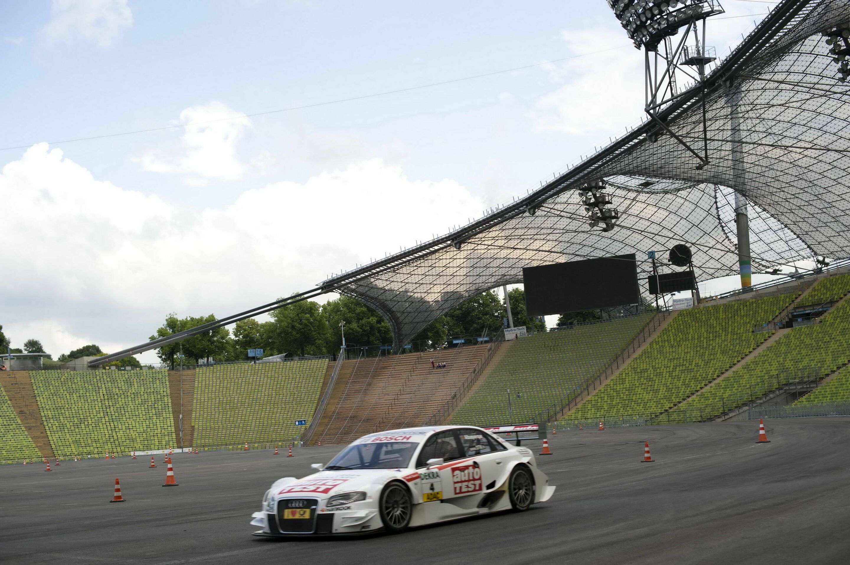 DTM 2011 - Filipe Albuquerque bei Testfahrten im Münchener Olympiastadion
