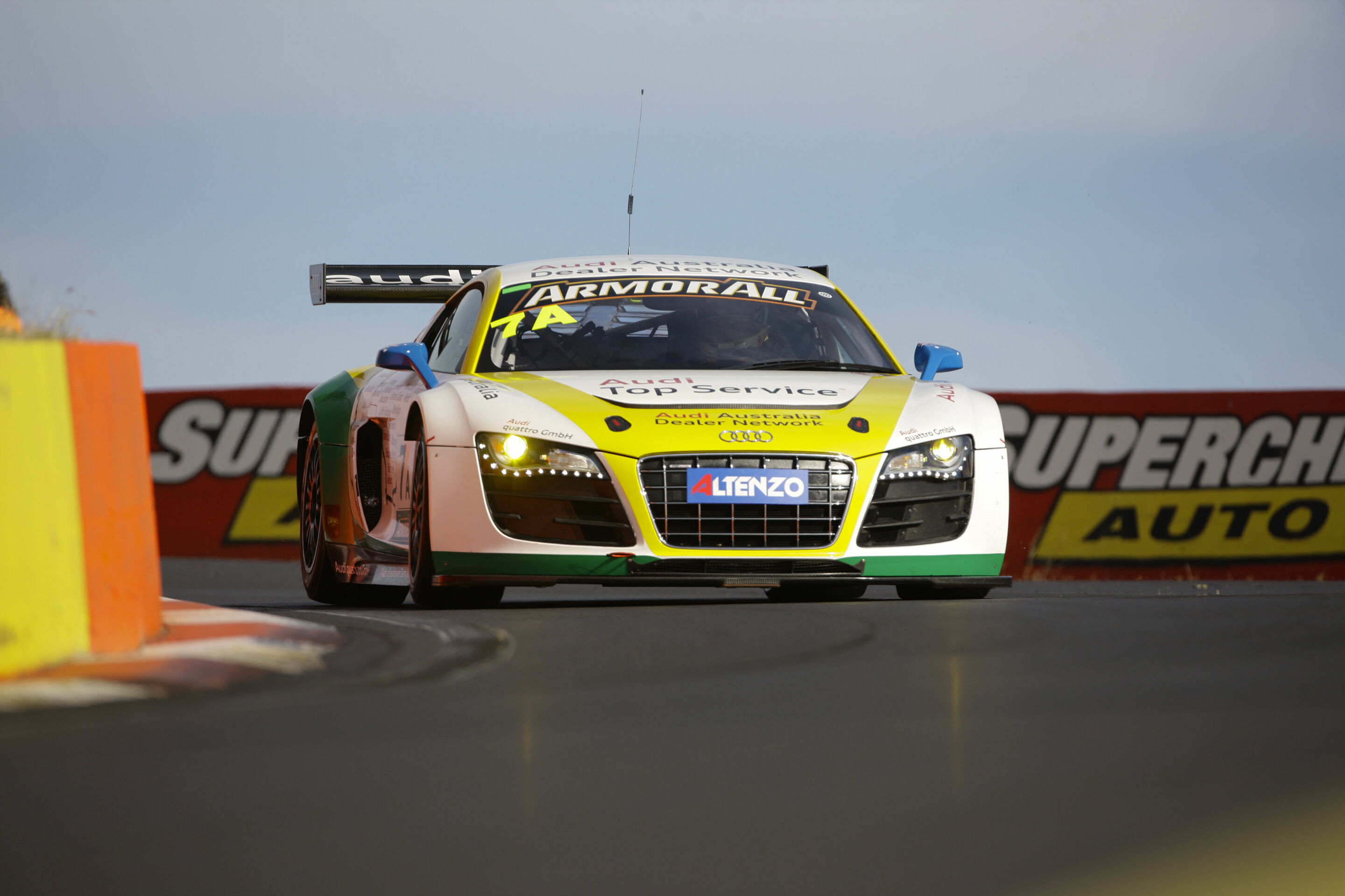 Bathurst 12hr 2011 - Audi R8 LMS #7 (Audi race experience Team Joest) Mark Eddy/Craig Lowndes/Warren Luff