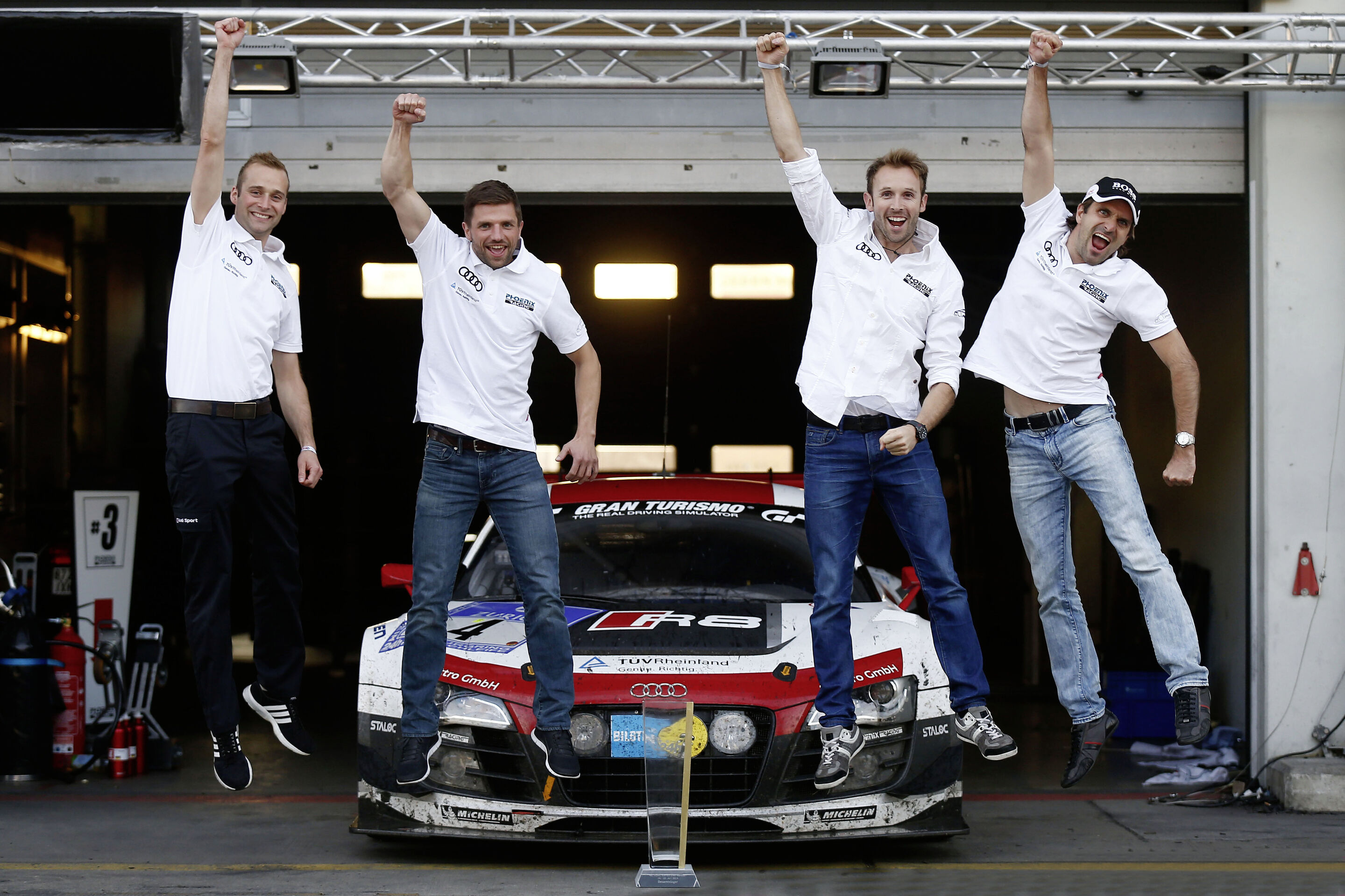 24h Nürburgring 2014 - Nur eine Woche nach dem Sieg des Werksteams von Audi bei den 24 Stunden von Le Mans feiert die Marke auch im Kundensport-Programm einen Triumph in einem Langstrecken-Rennen. Phoenix Racing gewann mit dem Audi R8 LMS ultra die 24...