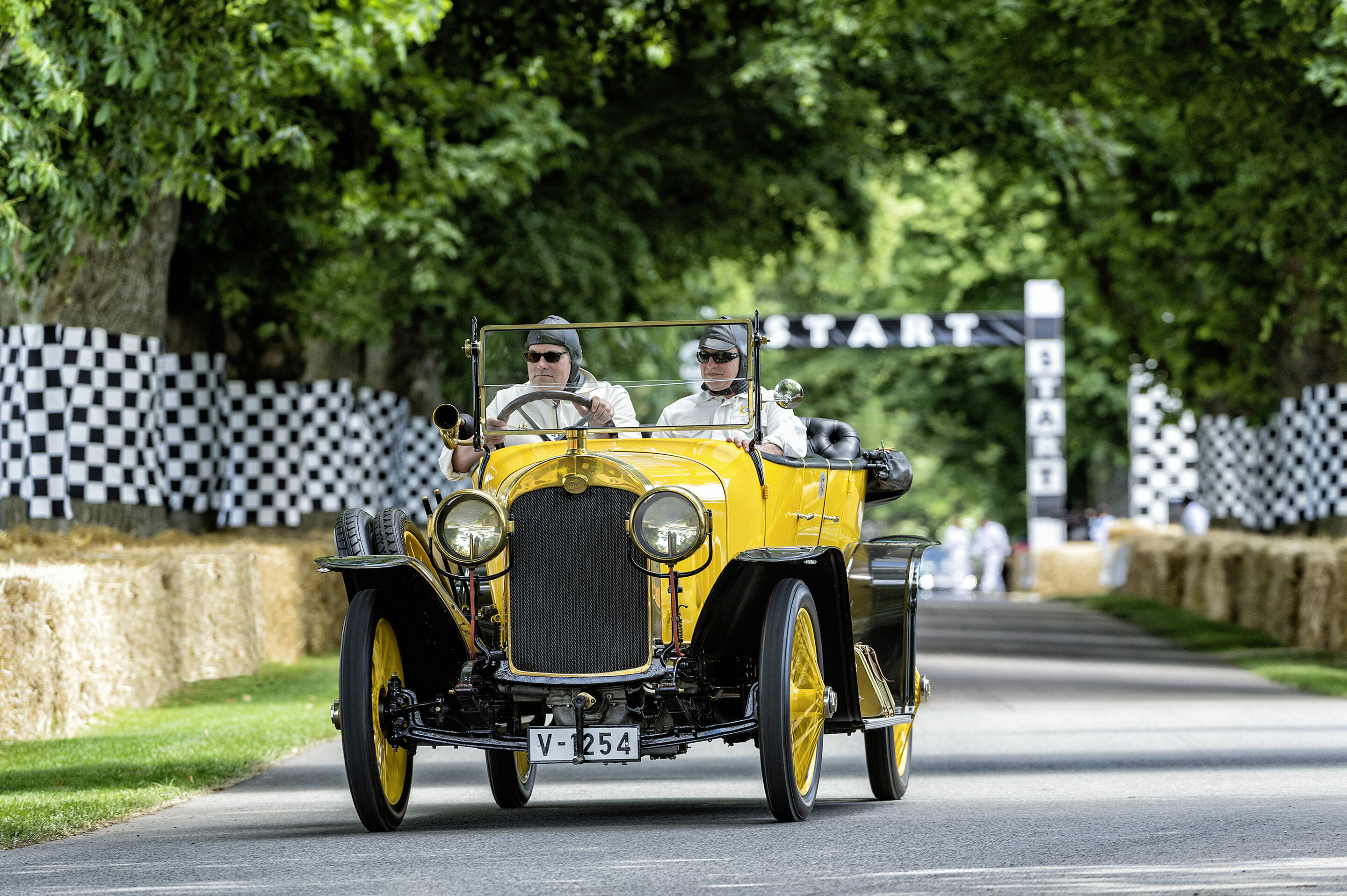 Goodwood Festival of Speed - "Running up the hill", herrschaftlich und stilecht: Der Audi Typ C "Alpensieger" mit dem die Marke Audi vor 100 Jahren den ersten motorsportlichen Erfolg feierte.