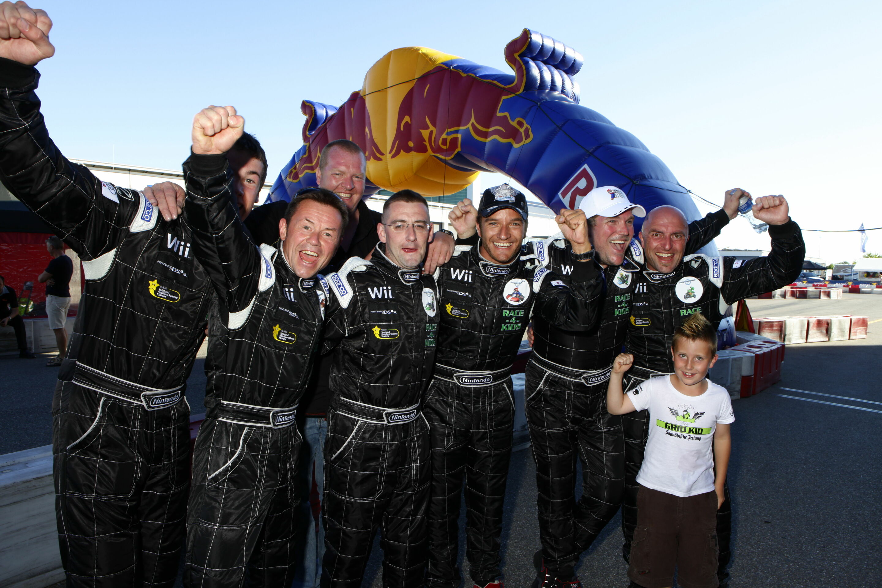 DTM 2010 - Timo Scheider and the winning Nintendo team at the Race 4 Kids charity event