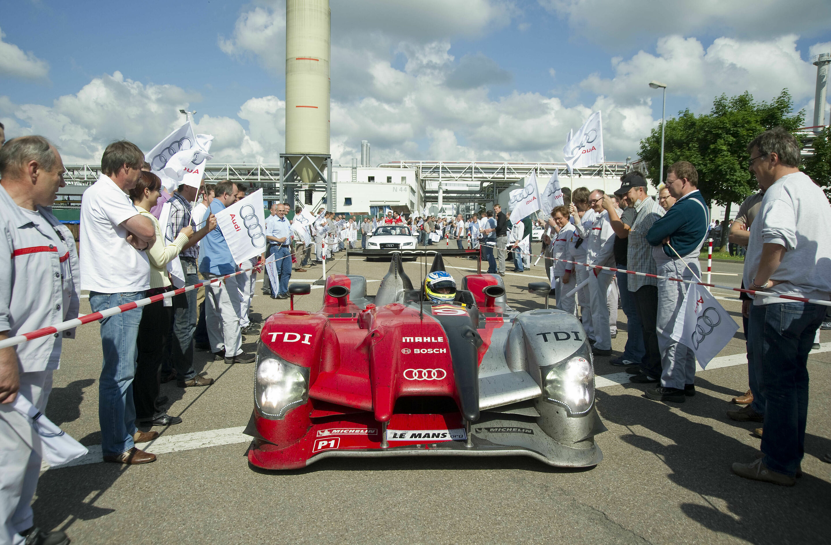 Le Mans 2010 - Mike Rockenfeller with the Audi R15 TDI in the Ingolstadt plant