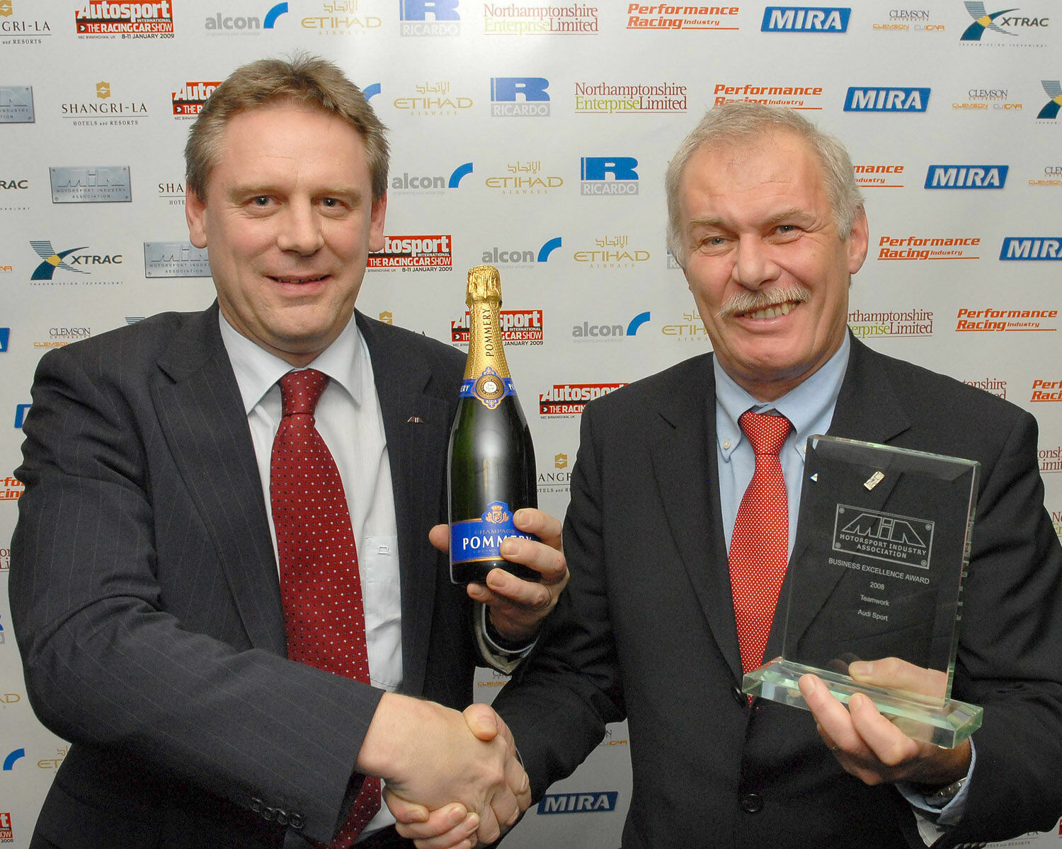 3rd European Cleaner Racing Conference - Ulrich Baretzky, Leiter Motorenentwicklung bei Audi Sport, erhält die Auszeichnung von George Gillespie (Foto: MIA)
