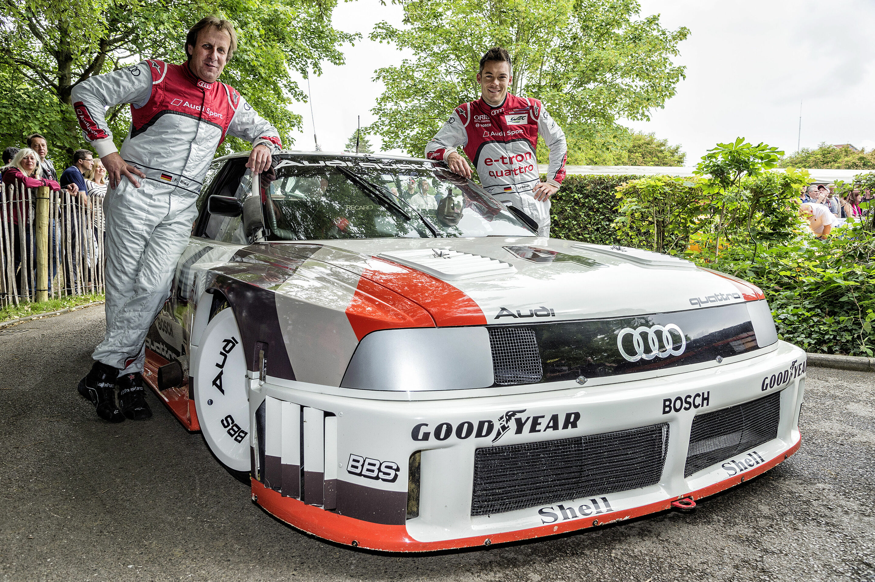 Goodwood Festival of Speed - Zwei Audi-Fahrer, acht Le Mans-Siege: André Lotterer (rechts), der aktuelle Sieger des berühmtesten Langstreckenrennens der Welt, zusammen mit Frank Biela (fünffacher Le Mans-Sieger) vor dem Audi 90 quattro IMSA GTO.