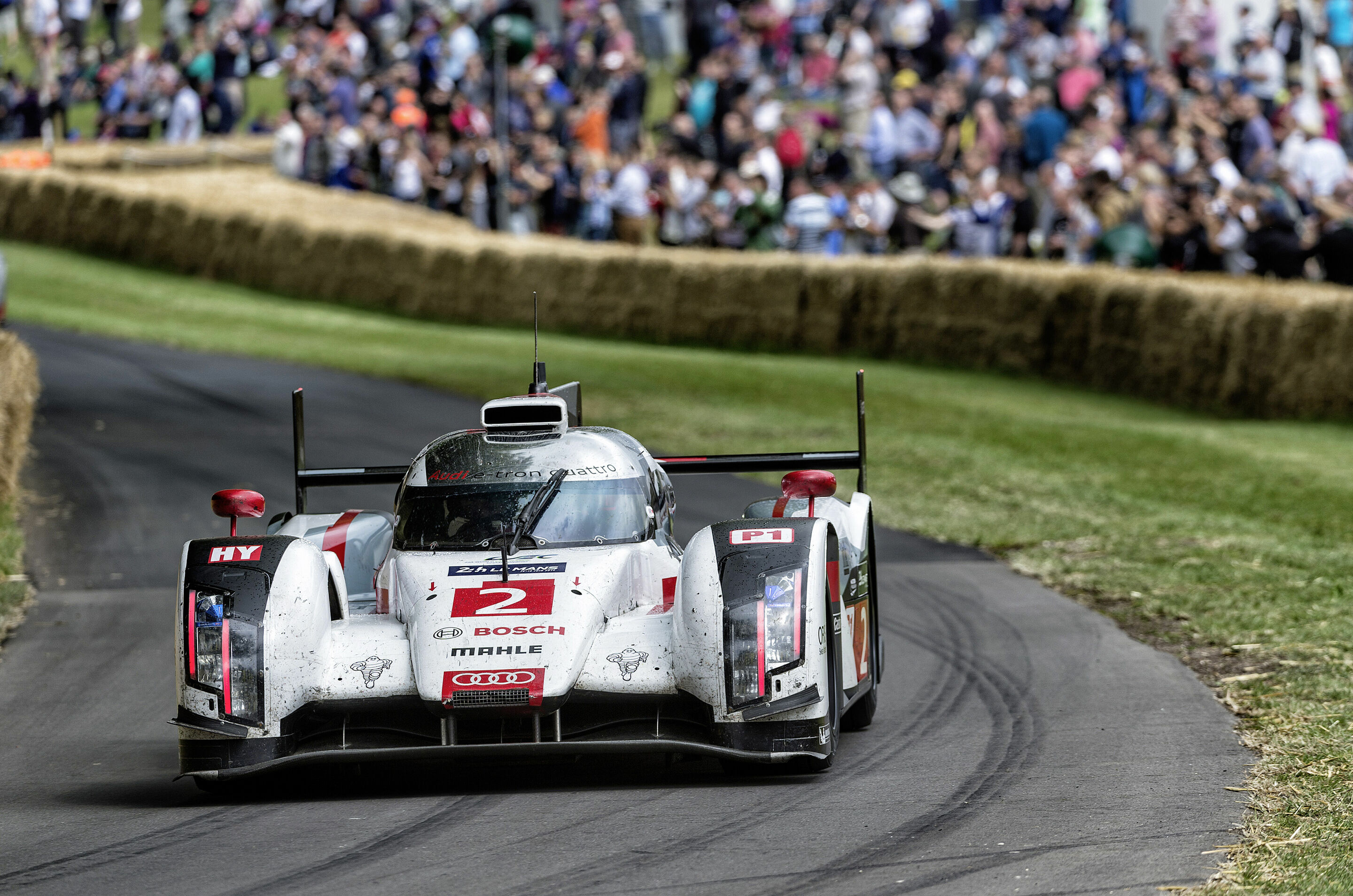 Goodwood Festival of Speed - 180 000 Zuschauer in Goodwood erfreuten sich am Le Mans-Siegerauto Audi R18 e-tron quattro, gefahren von André Lotterer, der vor wenigen Wochen in Frankreich siegte.