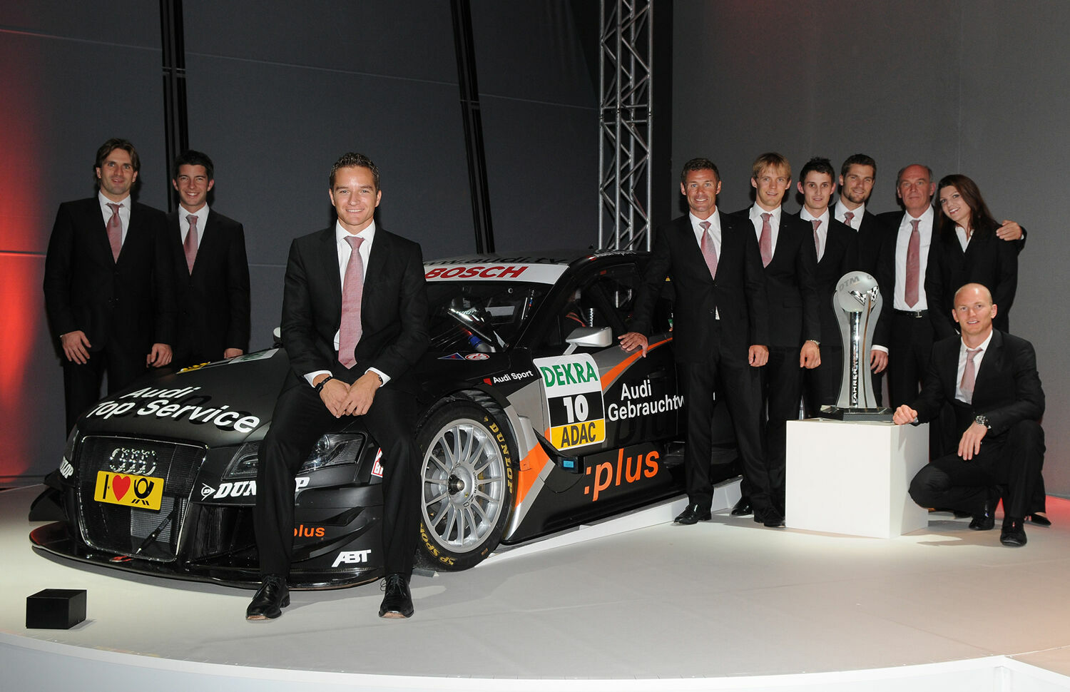 DTM 2009 - Audi Motorsportchef Dr. Wolfgang Ullrich mit der erfolgreichen Audi DTM-Mannschaft