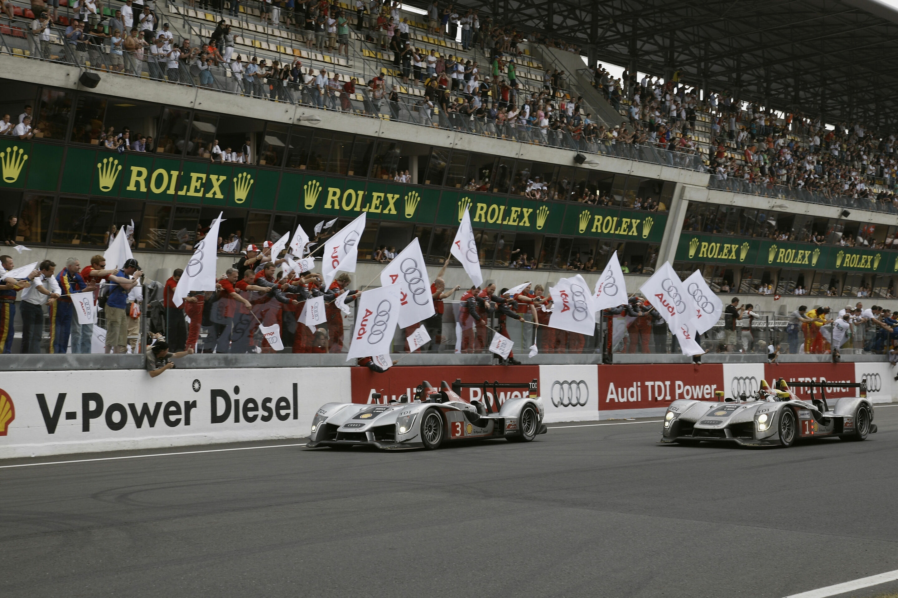 24h Le Mans 2009 - Audi R15 TDI #3 (Audi Sport Team Joest), Romain Dumas; Audi R15 TDI #1 (Audi Sport Team Joest), Tom Kristensen