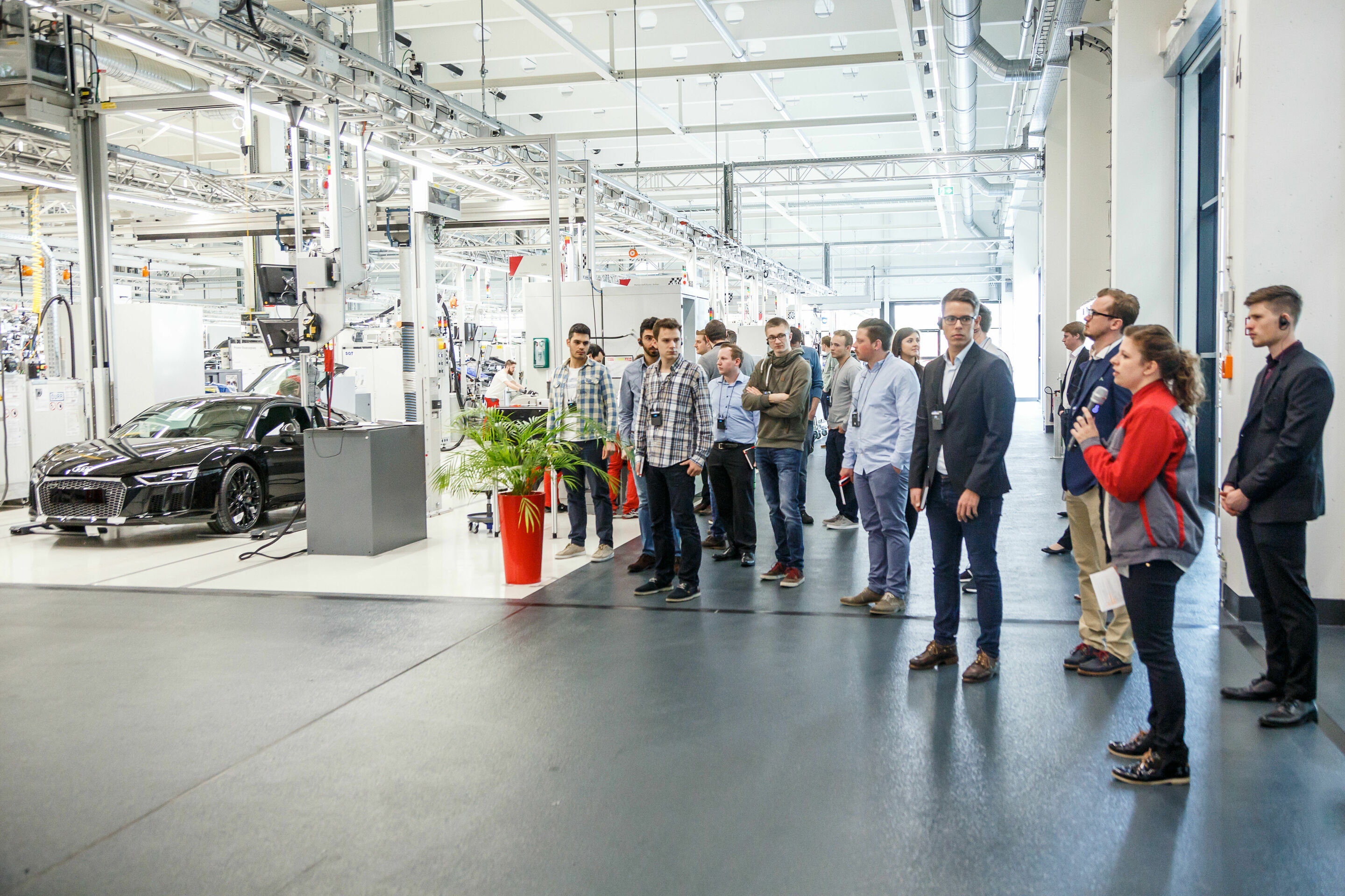 „Tag der Logistik“: Studenten auf Erkundungstour bei Audi - Am bundesweiten „Tag der Logistik“ erlebten Studierende an den Audi-Standorten Ingolstadt und Neckarsulm, wie Logistikprozesse gesteuert und umgesetzt werden.
Bei der Führung durch die R8-Manufaktur...