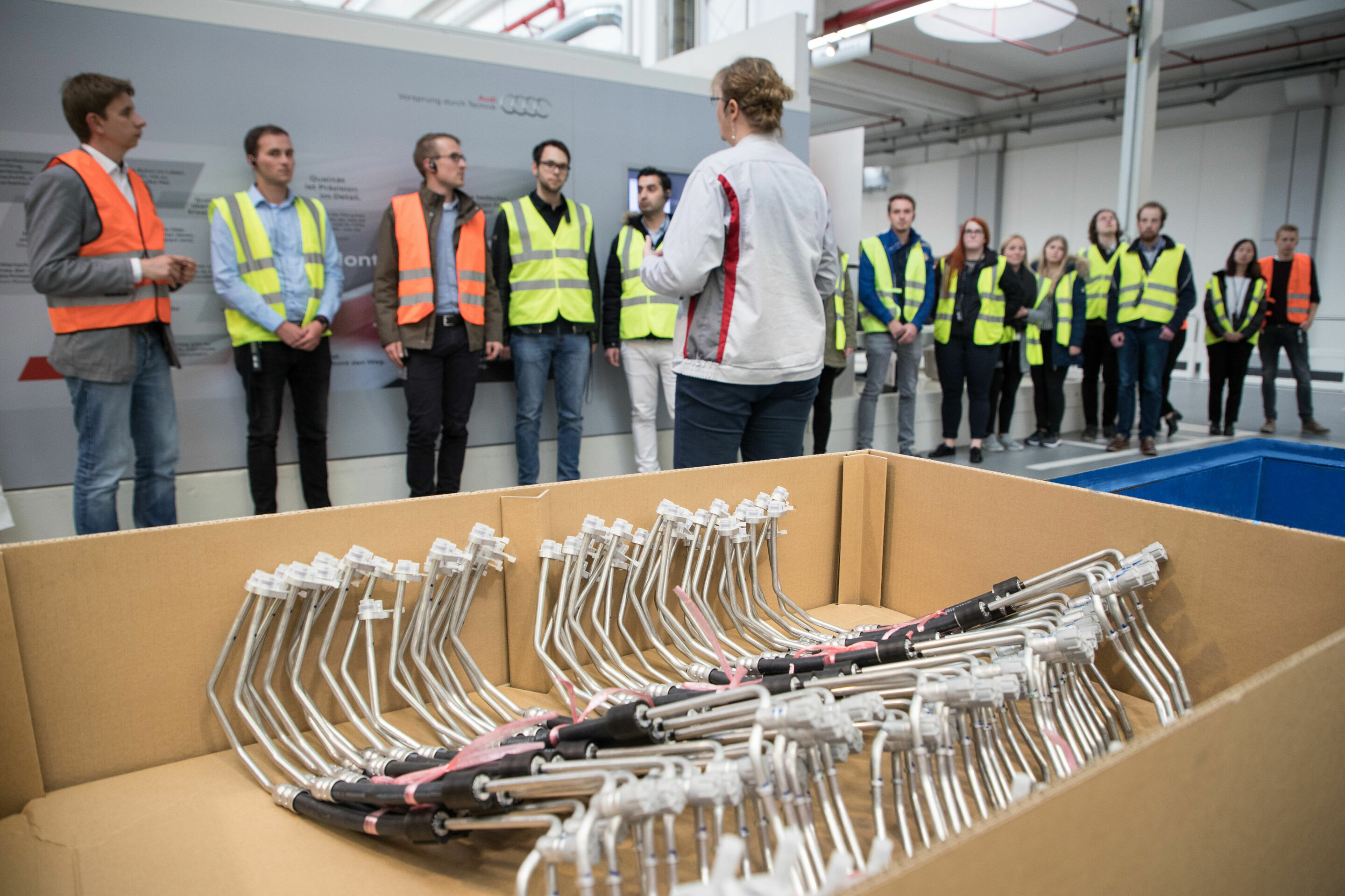 „Tag der Logistik“: Studenten auf Erkundungstour bei Audi - Am bundesweiten „Tag der Logistik“ erlebten Studierende an den Audi-Standorten Ingolstadt und Neckarsulm, wie Logistikprozesse gesteuert und umgesetzt werden.
Bei der Führung durch die A3-/Q2-Fertigung...