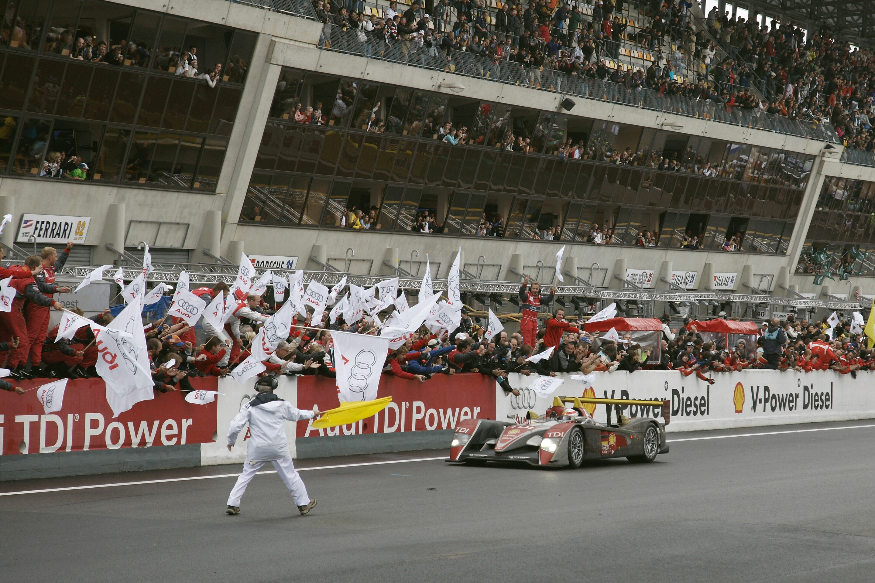 Le Mans 2008 - Zielankunft des siegreichen Audi R10 TDI