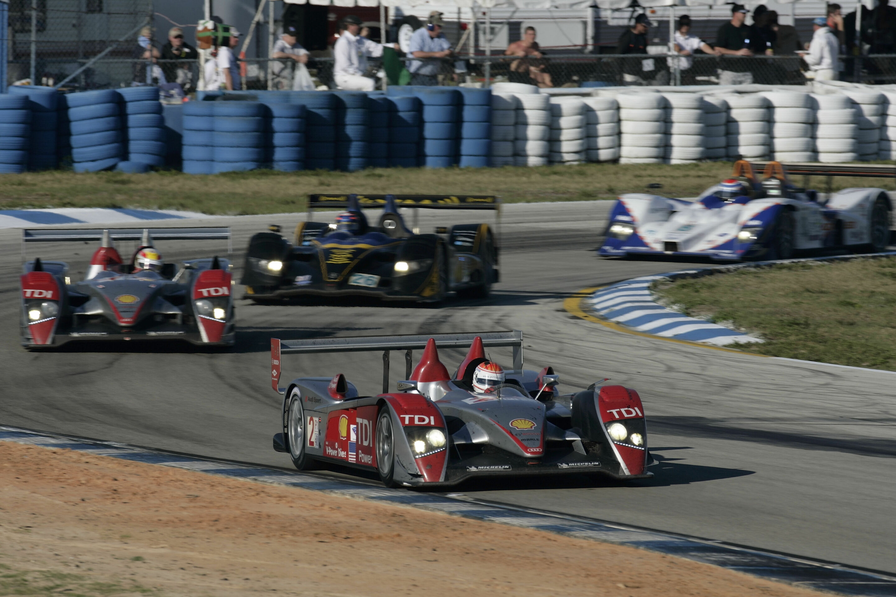 ALMS 2007 - Emanuele Pirro in front of Tom Kristensen