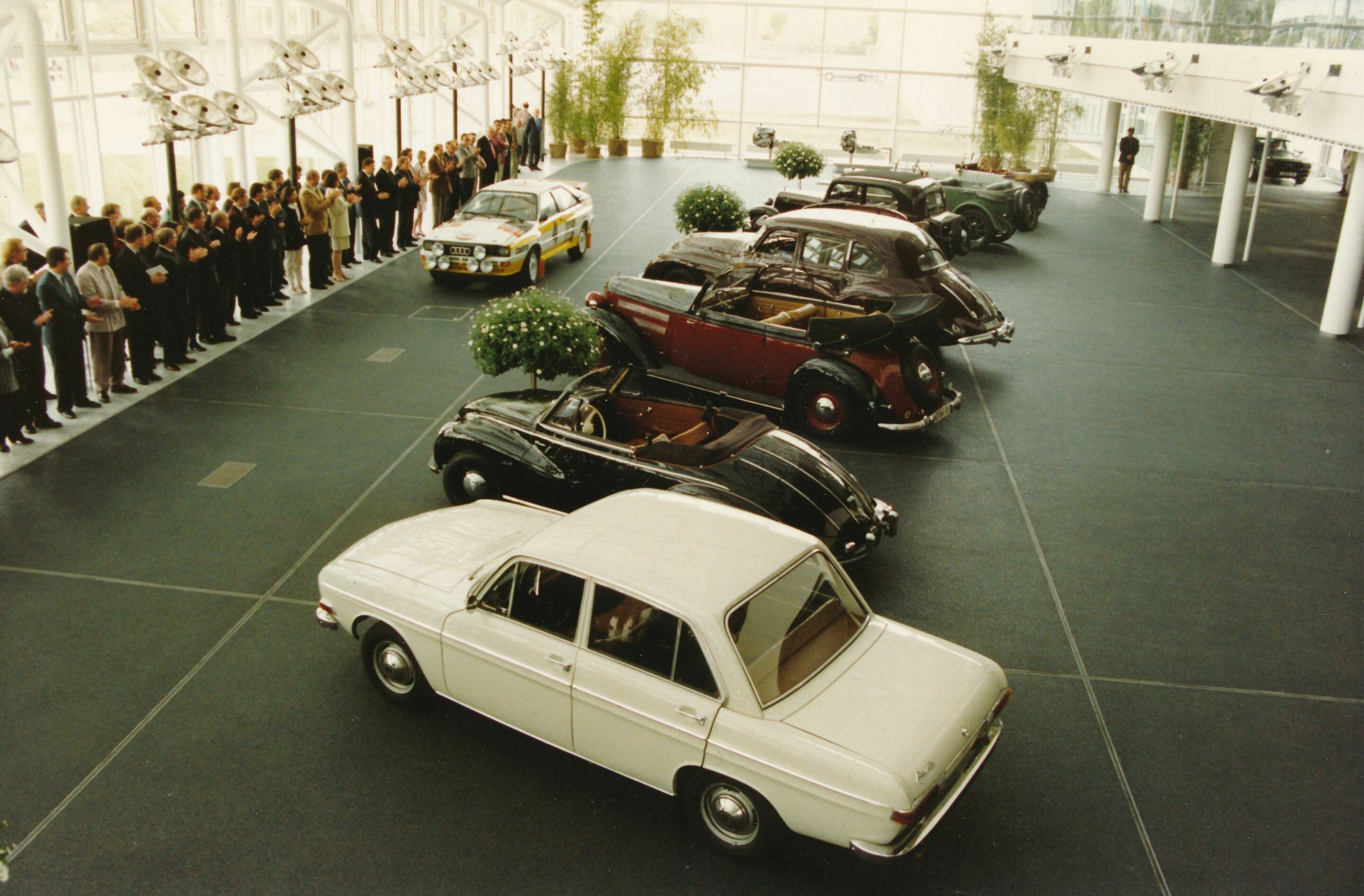 25 Jahre Kundenbegeisterung: Fahrzeugauslieferung in Ingolstadt feiert Jubiläum - Offizielle Eröffnung des „Audi Center“ am 8. Mai 1992