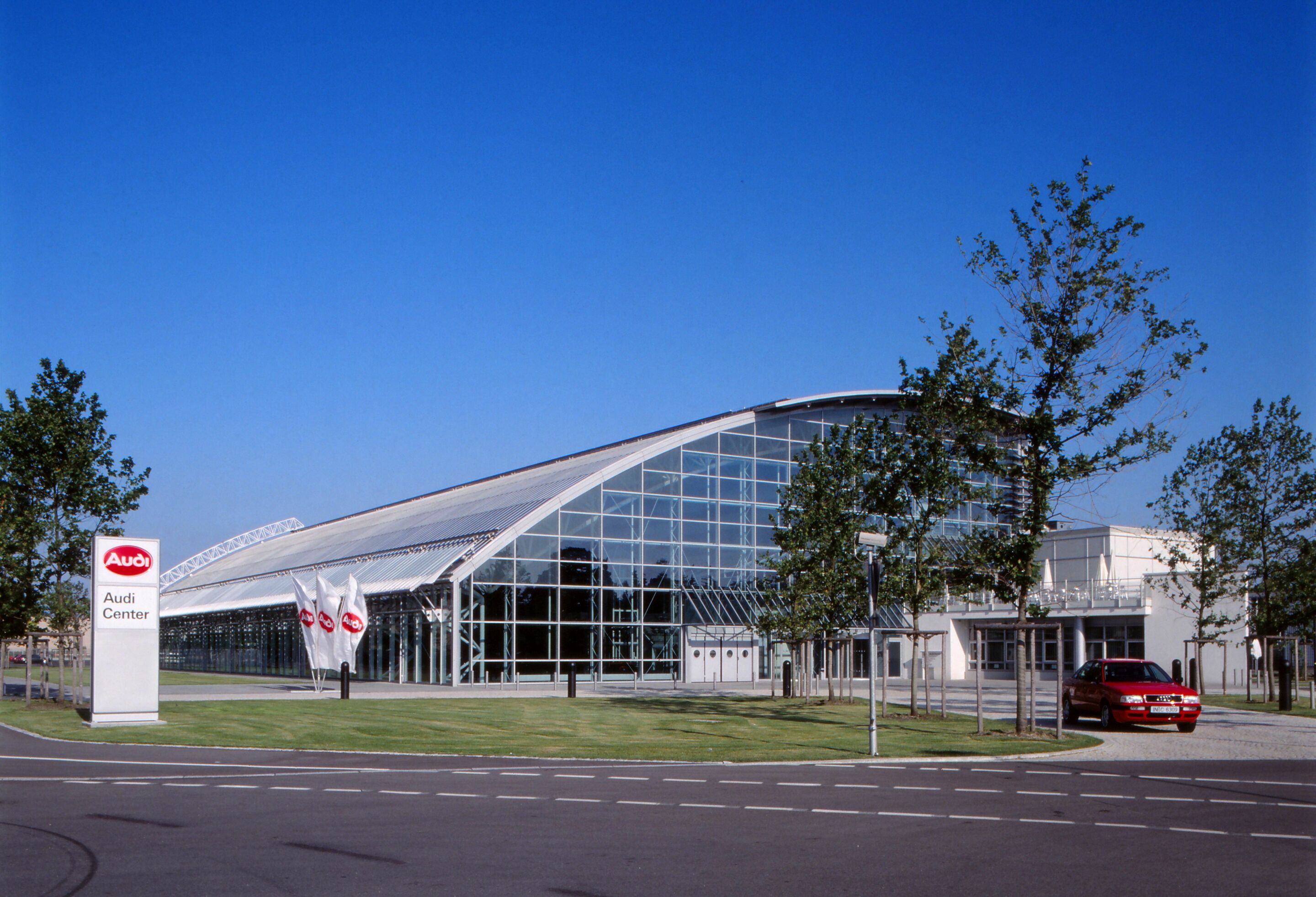 25 Jahre Kundenbegeisterung: Fahrzeugauslieferung in Ingolstadt feiert Jubiläum - Offizielle Eröffnung des „Audi Center“ am 8. Mai 1992
