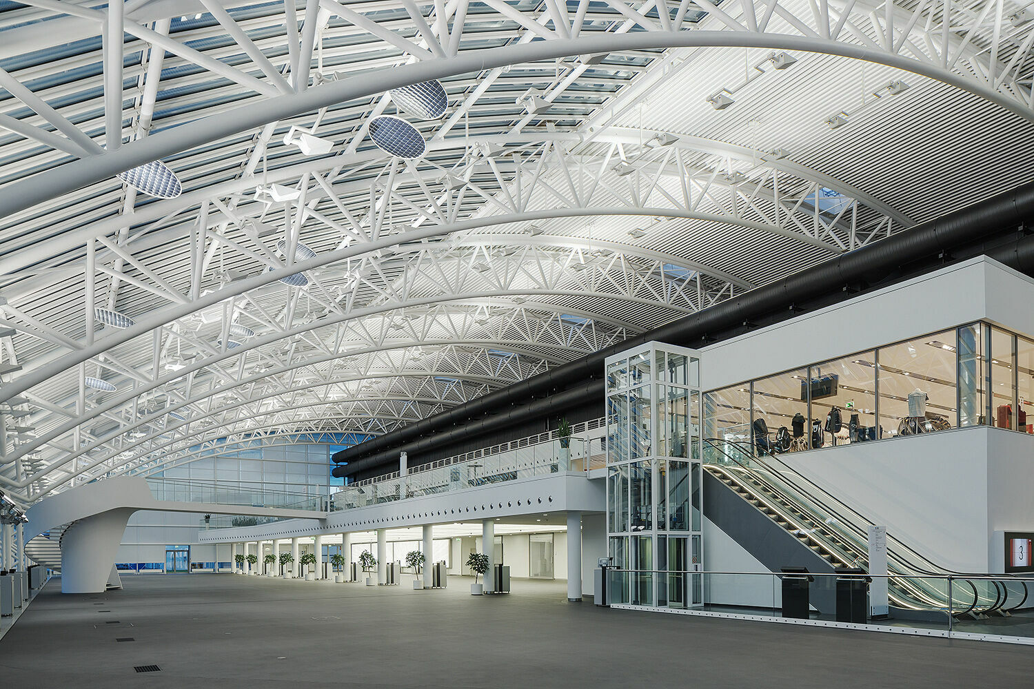 25 Jahre Kundenbegeisterung: Fahrzeugauslieferung in Ingolstadt feiert Jubiläum - Markanter Auftritt: Auch nach 25 Jahren beeindruckt das Kundencenter am Audi Forum Ingolstadt mit seiner Hangar-Architektur