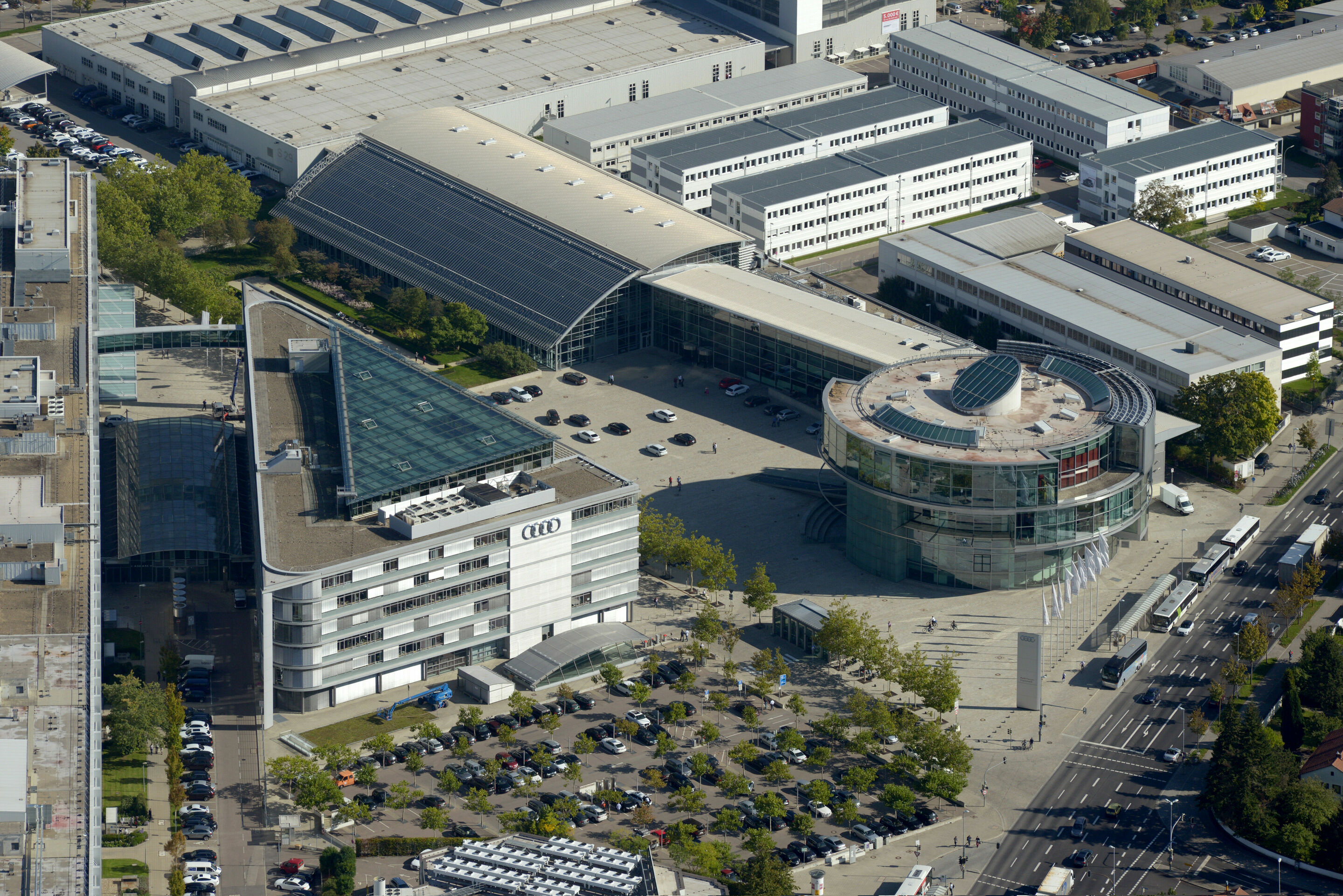 25 Jahre Kundenbegeisterung: Fahrzeugauslieferung in Ingolstadt feiert Jubiläum - Das Audi Forum Ingolstadt ist beliebt bei Neuwagenabholern sowie Besuchern aus dem In- und Ausland, im Bild das Audi museum mobile (rundes Gebäude, rechts), das Bürogebäude...
