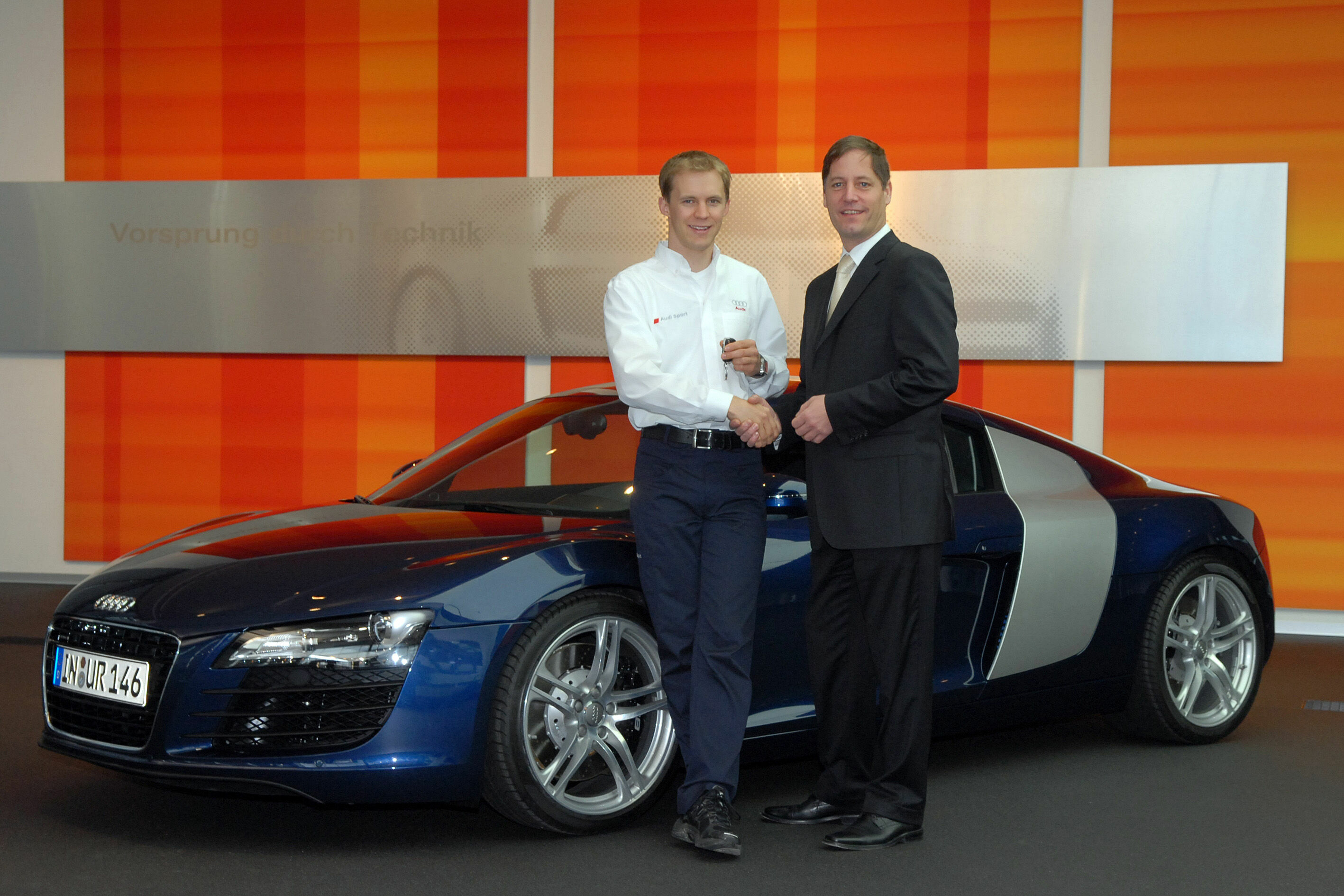 DTM 2007 - Mattias Ekström und Jörg Felske bei der Übergabe des Audi R8