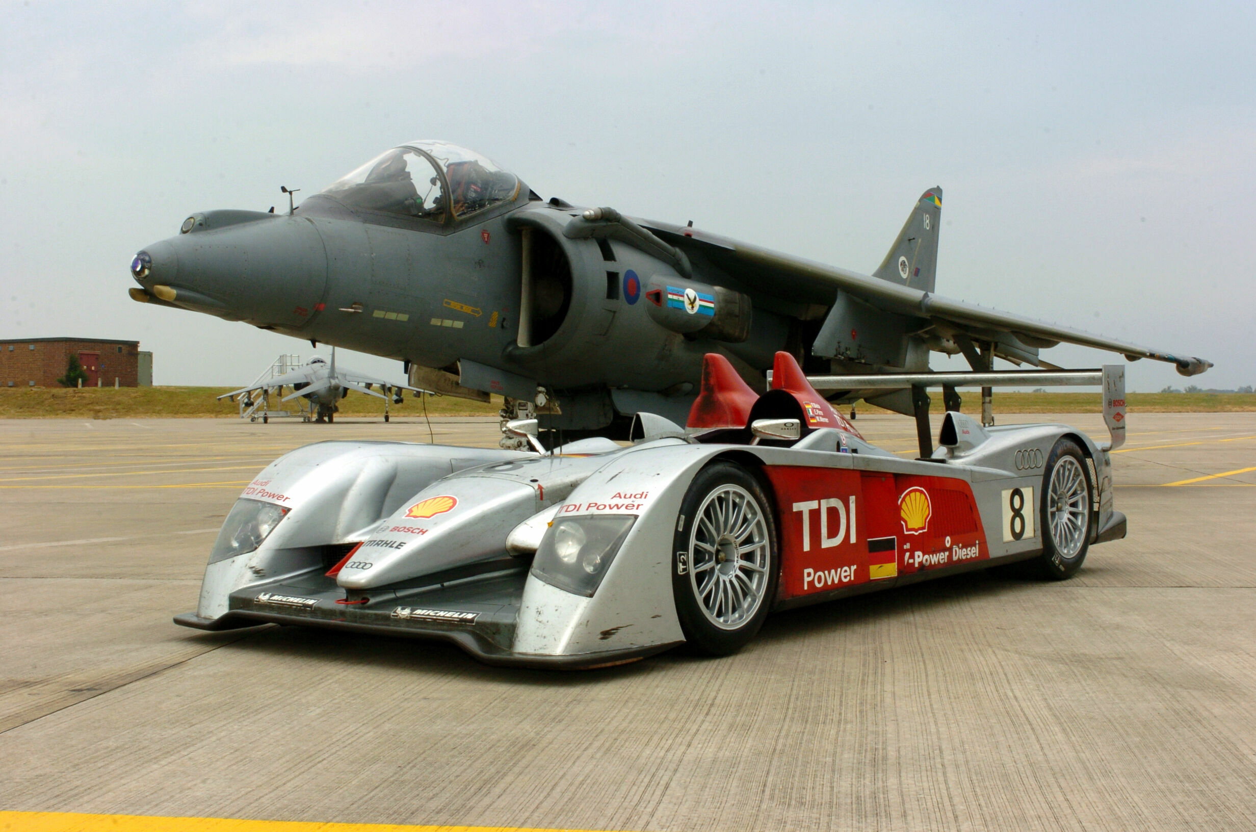 ALMS 2006 - Der Audi R10 TDI mit dem Harrier GR7 Senkrechtstarter