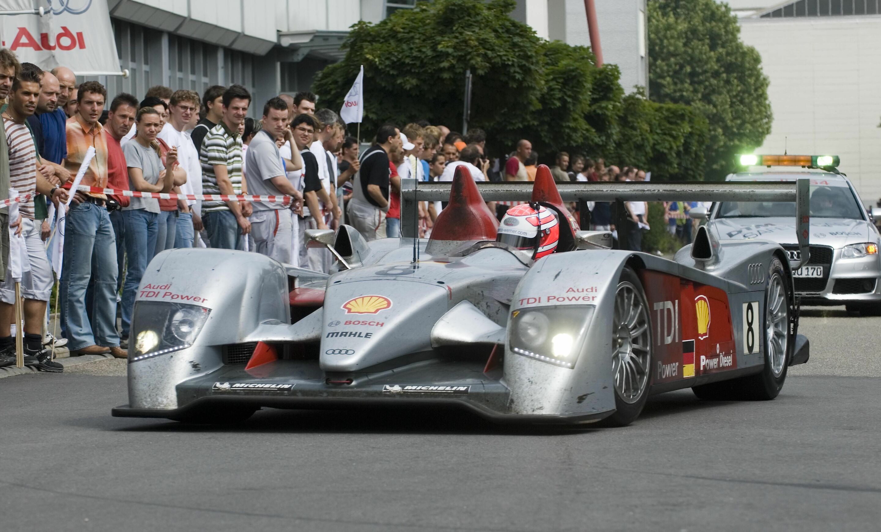 ALMS 2006 - Marco Werner bei der Fahrt mit dem in Le Mans siegreichen Audi R10 TDI durch das Werk Neckarsulm