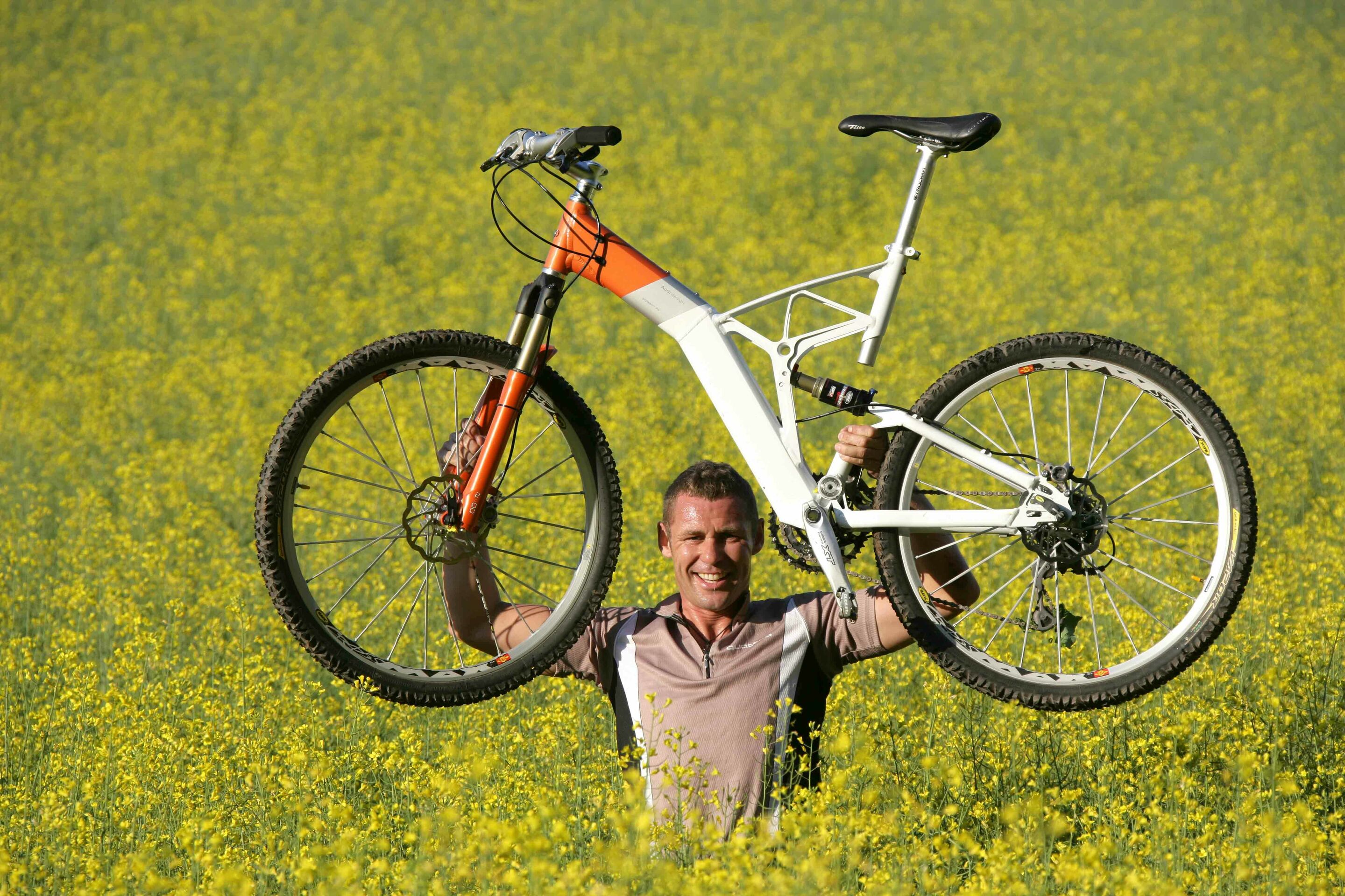 DTM 2006 - Tom Kristensen mit einem Mountainbike der quattro GmbH