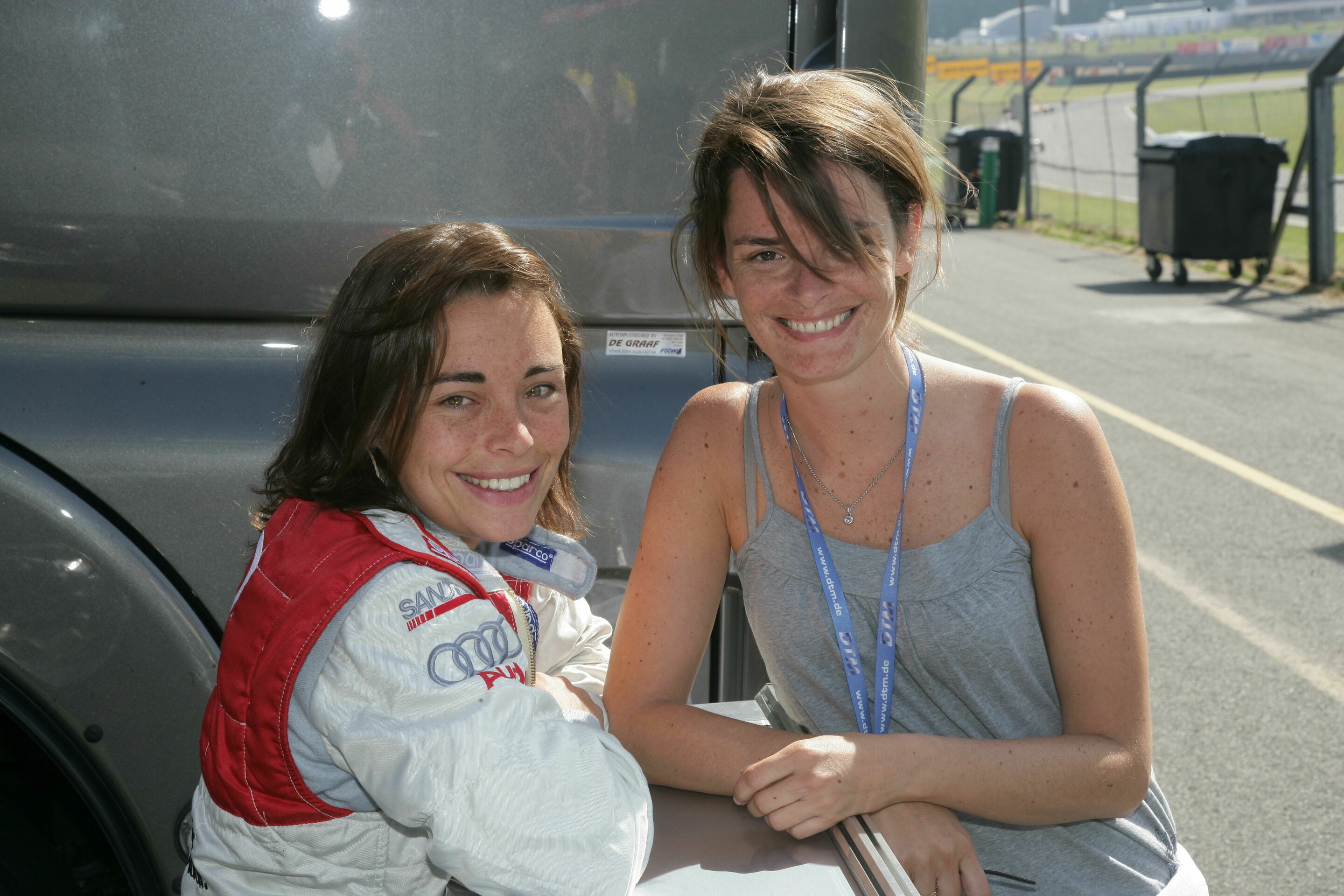 DTM 2006 - Original Zubehör Audi A4 DTM #20 (Futurecom TME), Vanina Ickx mit Schwester Larissa