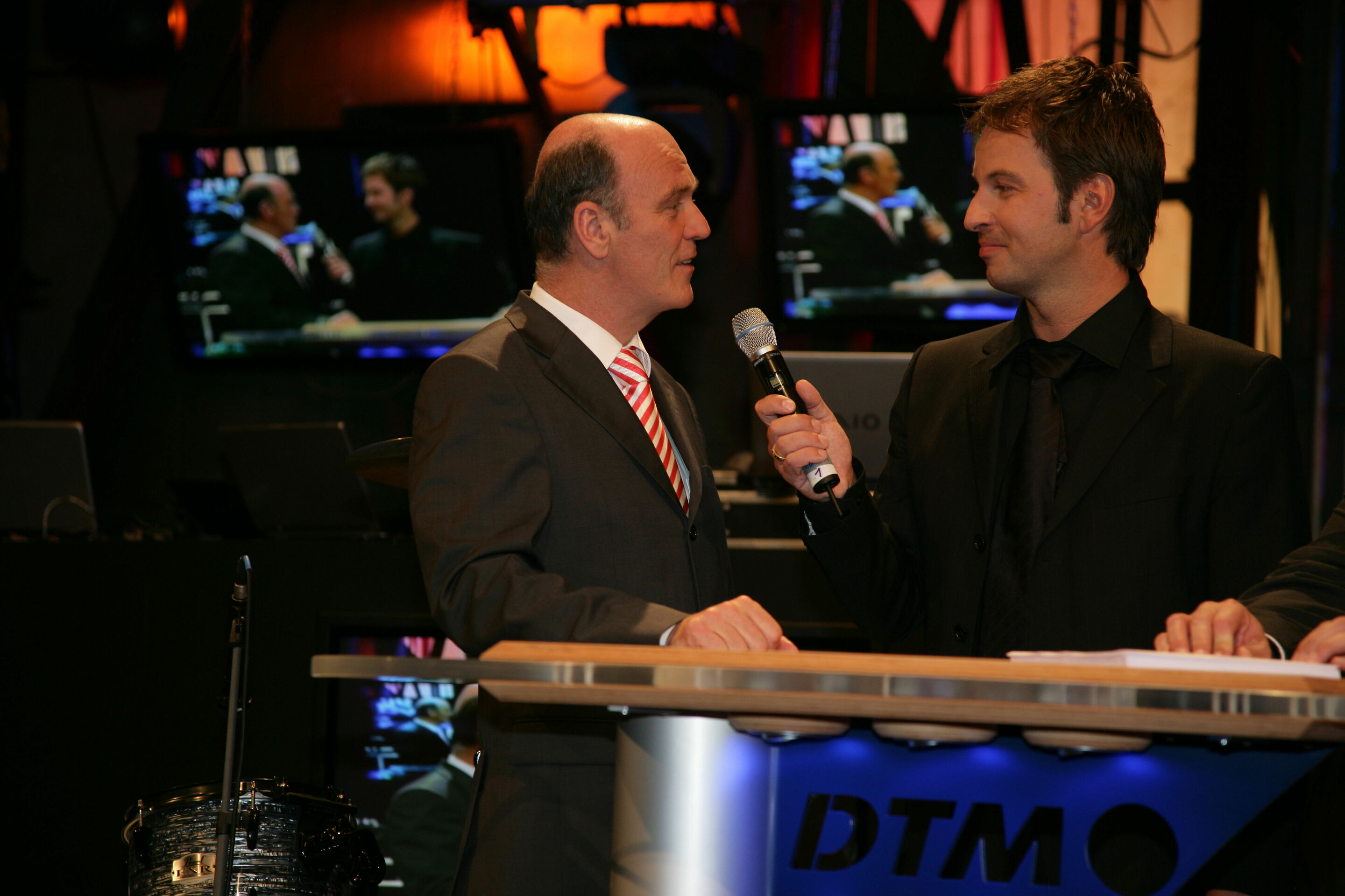 DTM 2006 - Audi Motorsportchef Dr. Wolfgang Ullrich (links) im Gespräch mit Moderator Claus Lufen