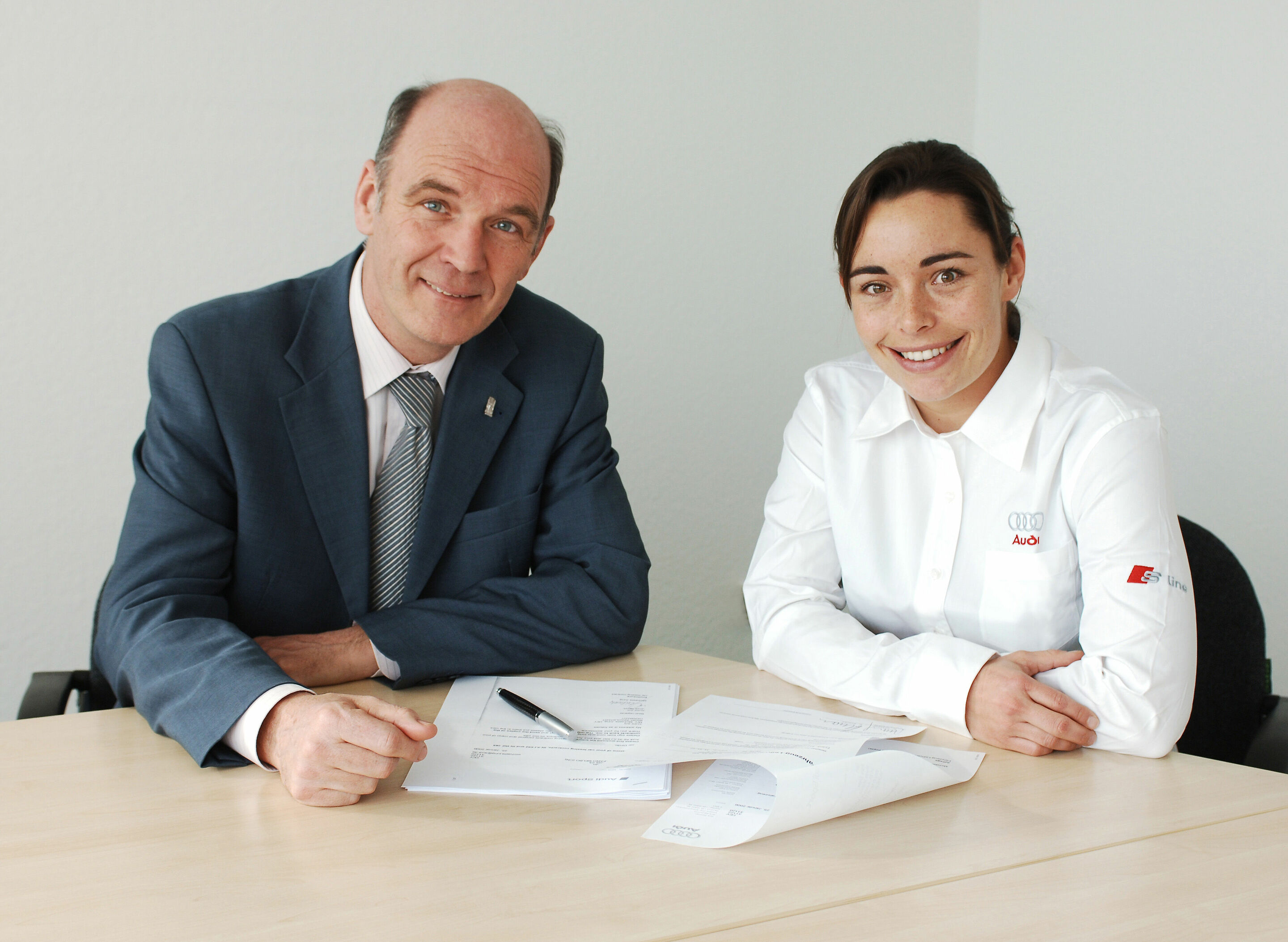 DTM 2006 - Audi Werksfahrerin Vanina Ickx bei der Vertragsunterzeichnung mit Audi Motorsportchef Dr. Wolfgang Ullrich