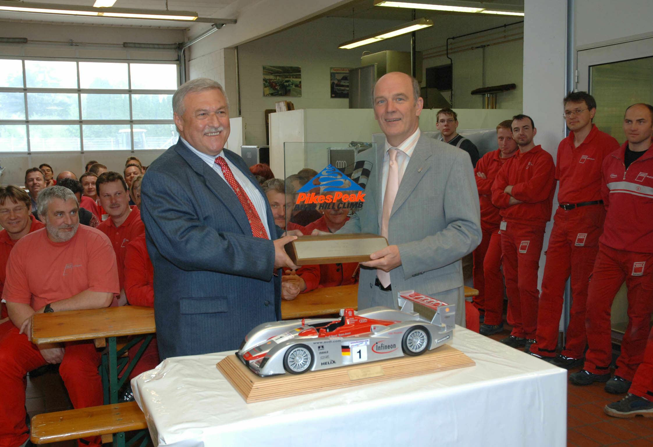 Audi R8 - Audi Motorsportchef Dr. Wolfgang Ullrich bei der Verabschiedung von Betriebsrat Georg Hertrich