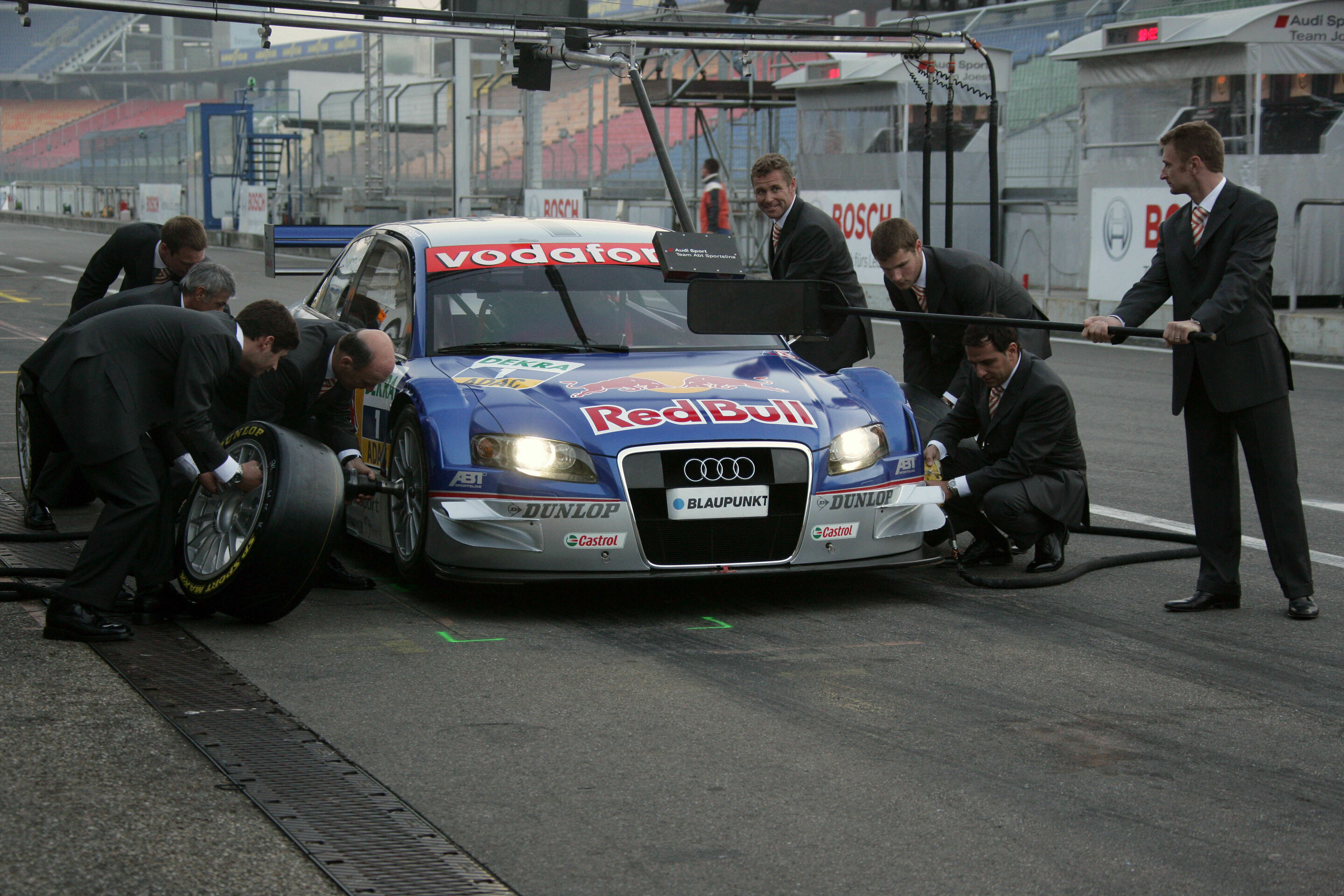 DTM 2005 - Die Audi DTM-Fahrer tragen ab sofort René Lezard