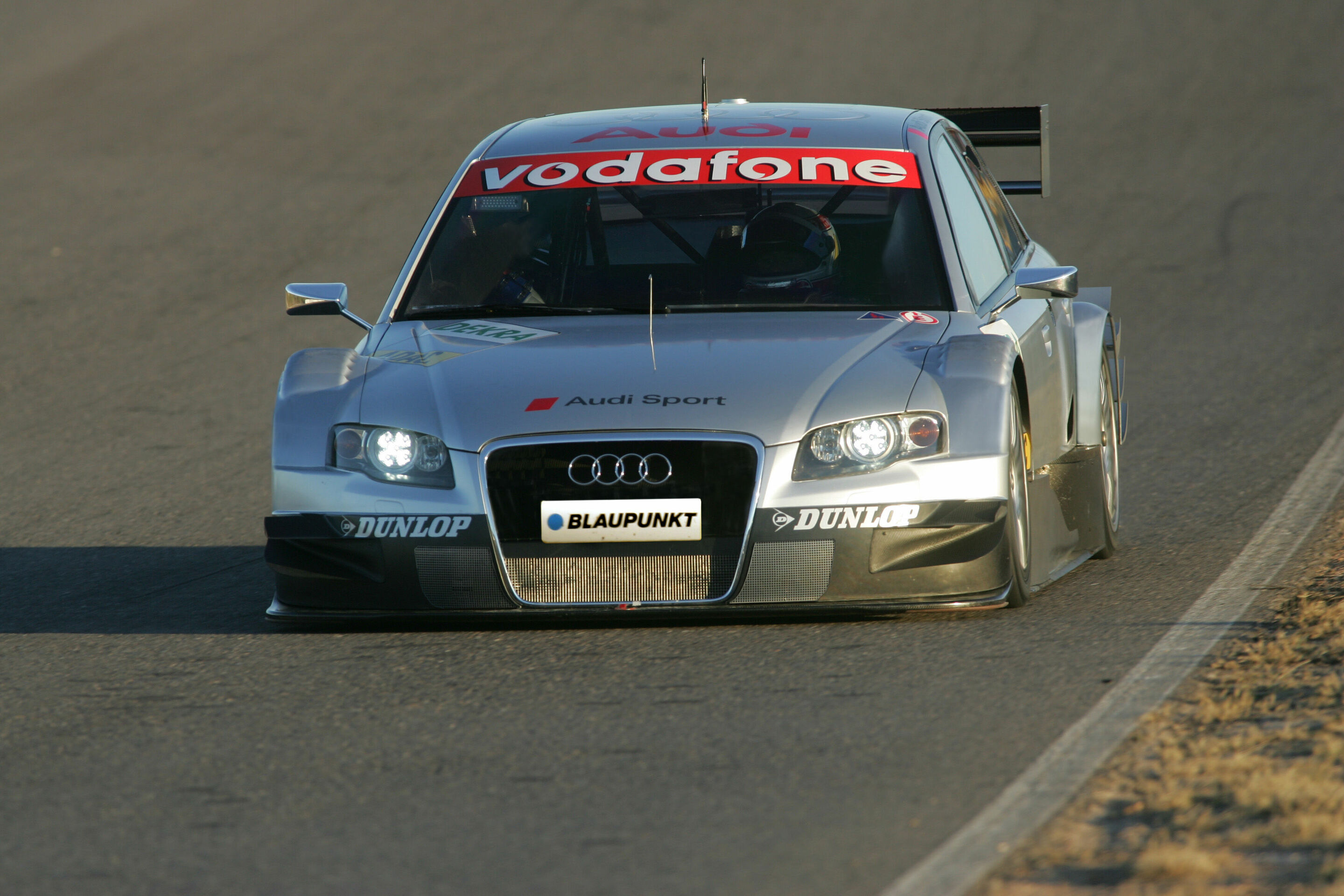 DTM 2005 - Der Audi A4 DTM 2005 beim Roll-out. Am Steuer: Tom Kristensen
