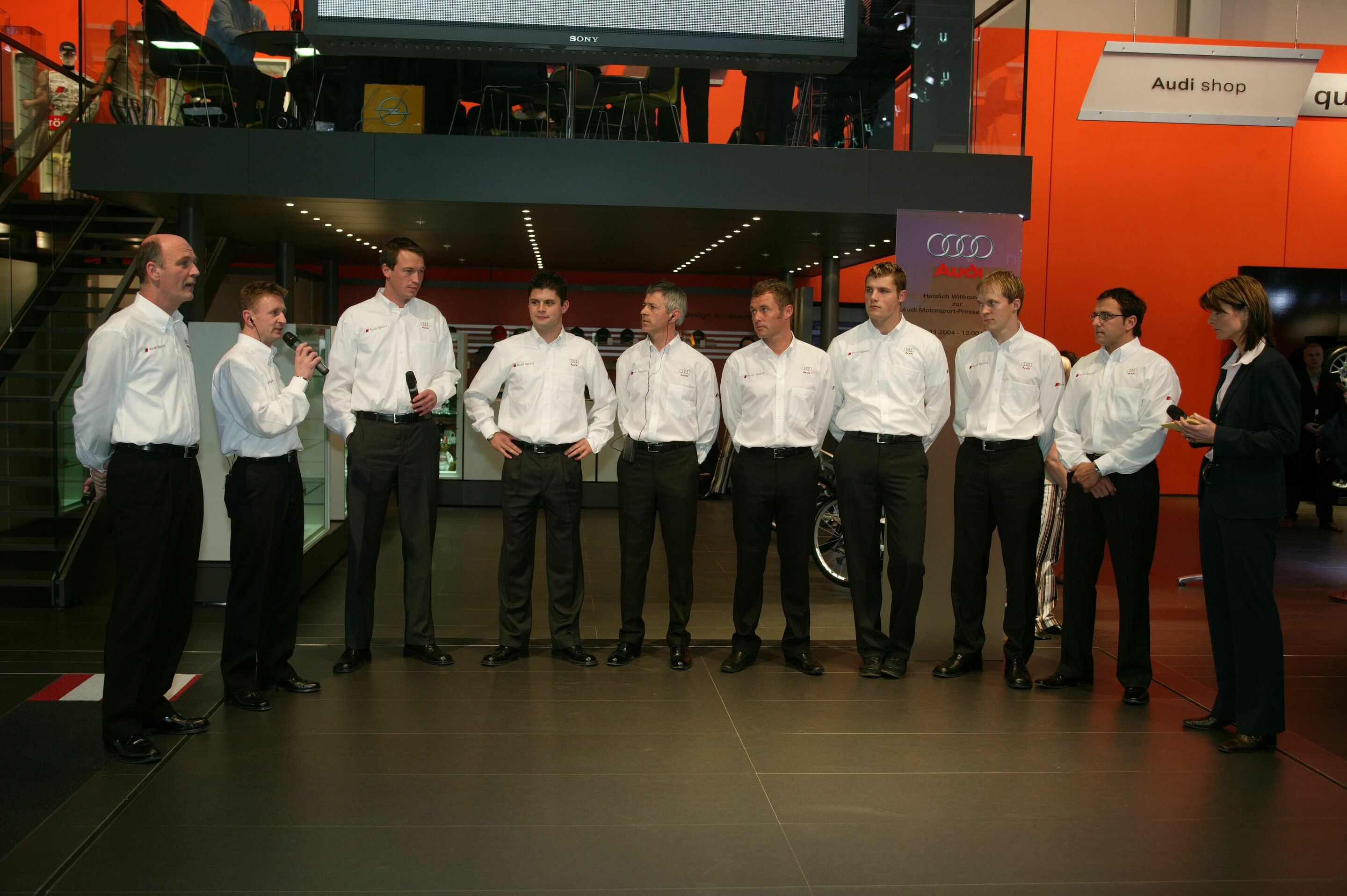 DTM 2005 - Dr. Wolfgang Ullrich mit dem Audi DTM-Fahrerkader für 2005