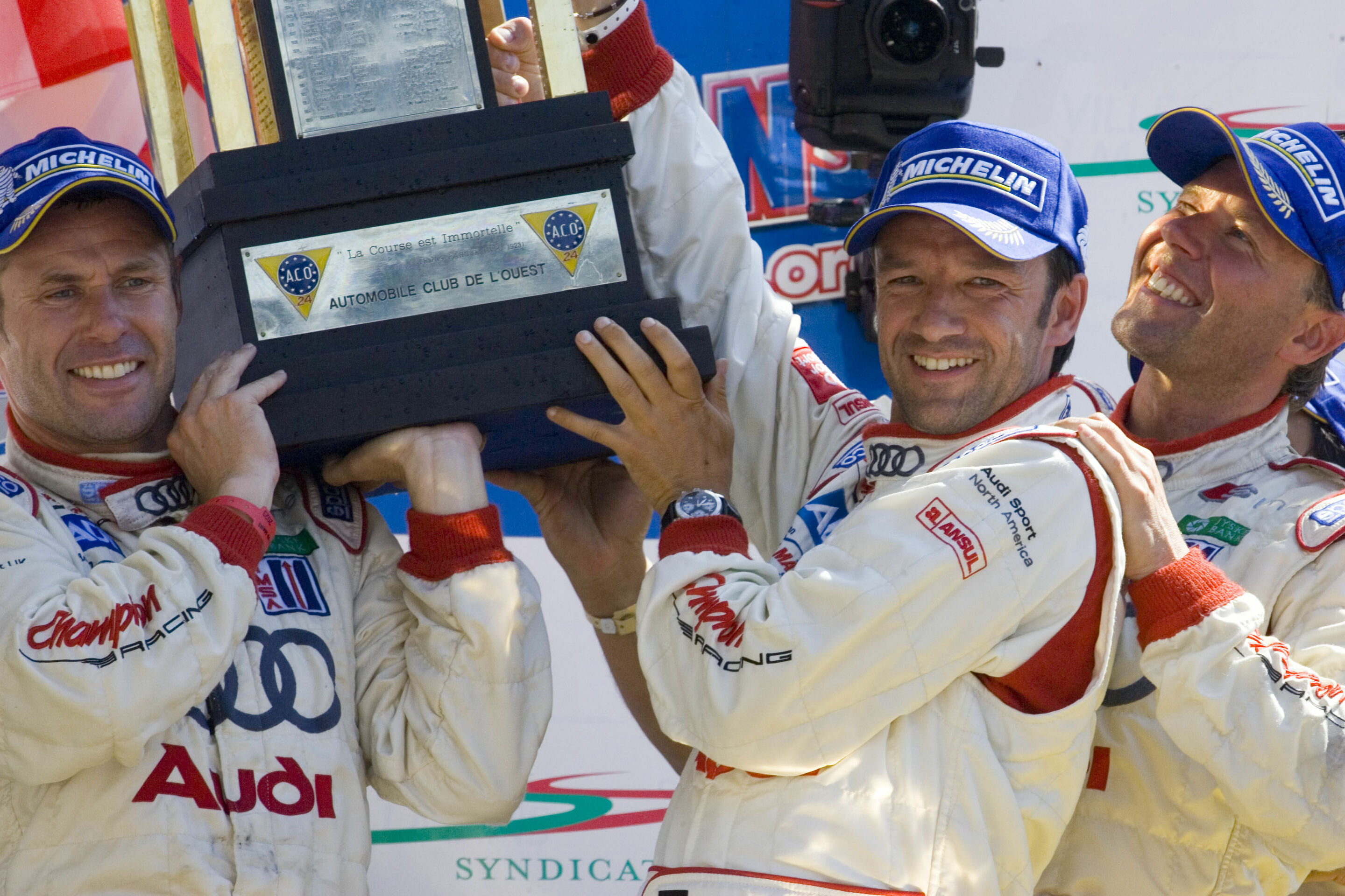 Le Mans 2005 - Tom Kristensen, Marco Werner und JJ Lehto auf dem Podium von Le Mans