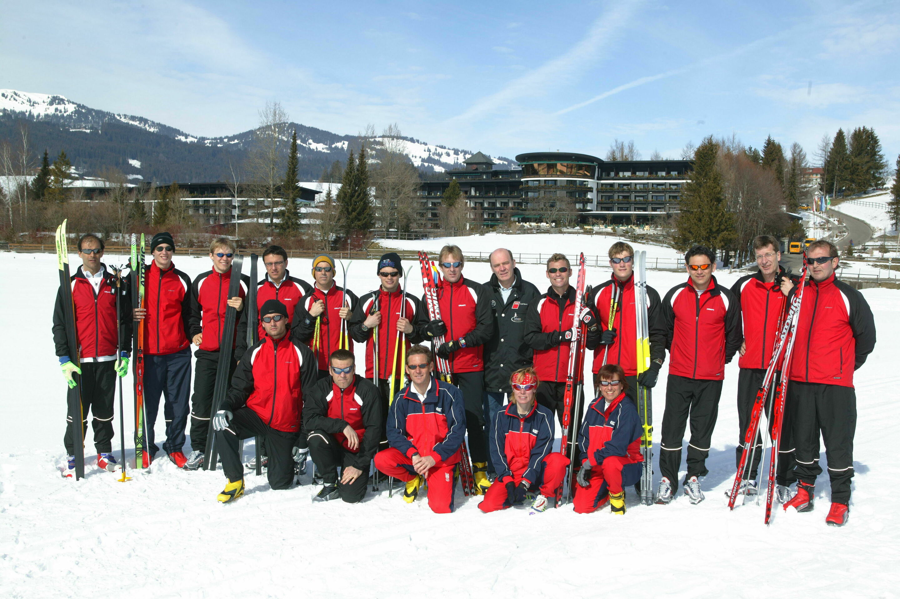 DTM 2004 - Die Audi Mannschaft beim Fitness-Camp vor dem Hotel Sonnenalp