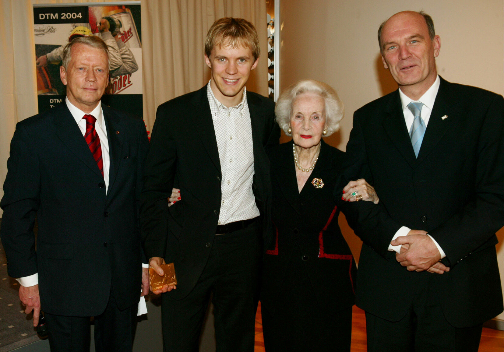 DTM 2004 - Christer Zetterberg, Vorsitzender des königlichen Automobilverbandes, Mattias Ekström, Prinzessin Lilian und Audi Sportchef Dr. Wolfgang Ullrich (von links)