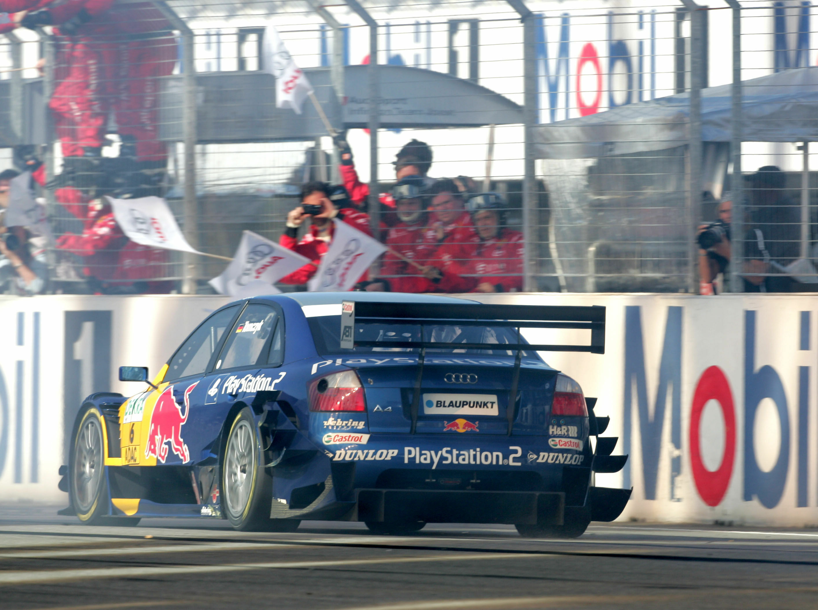 DTM 2004 - Martin Tomczyk bei der Zieldurchfahrt