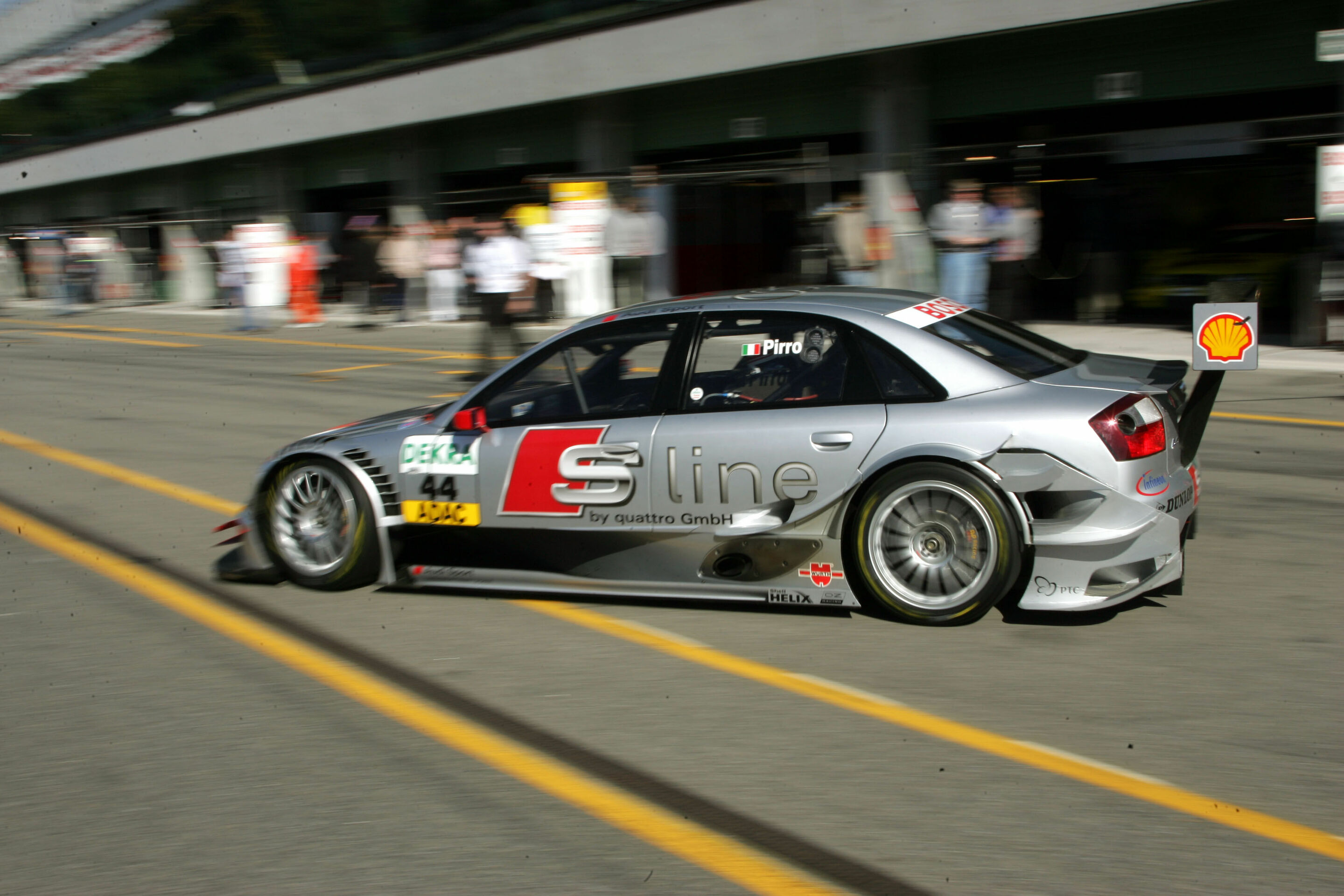 DTM 2004 - Emanuele Pirro, Audi A4 DTM #44 (Audi Sport Infineon Team Joest)