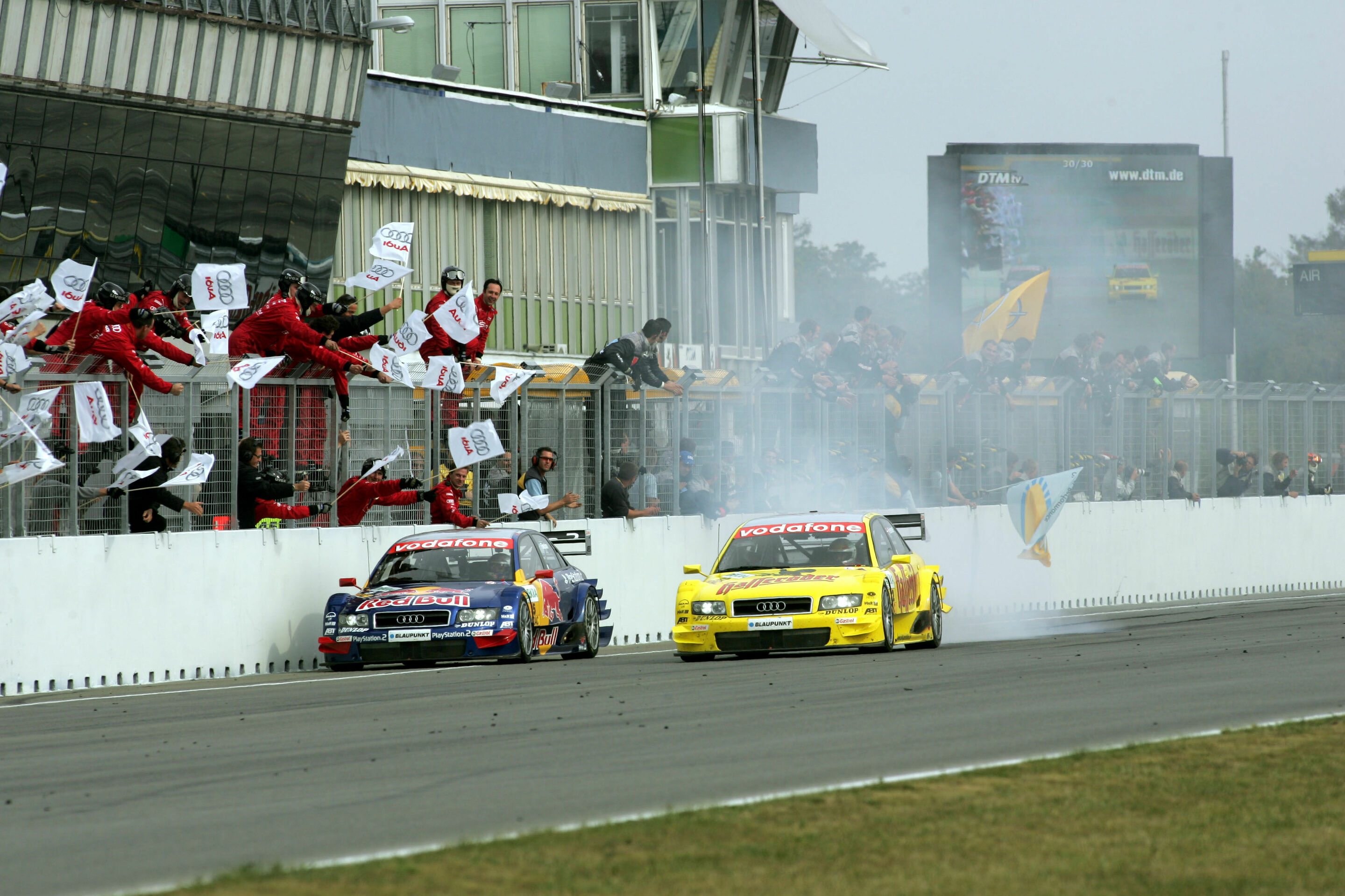 DTM 2004 - Mattias Ekström und Tom Kristensen bei der Zieldurchfahrt