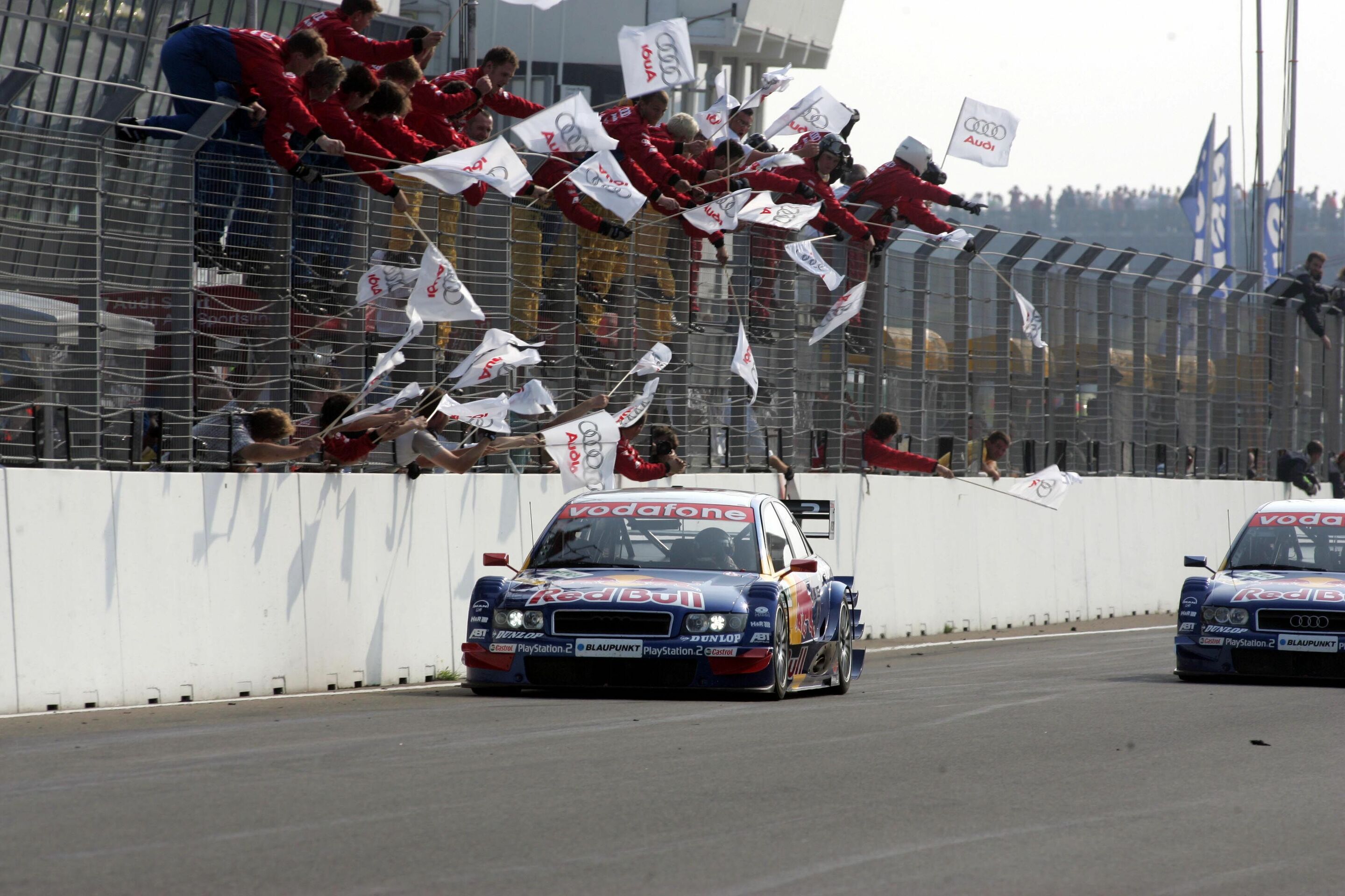 DTM 2004 - Die Zieldurchfahrt von Mattias Ekström