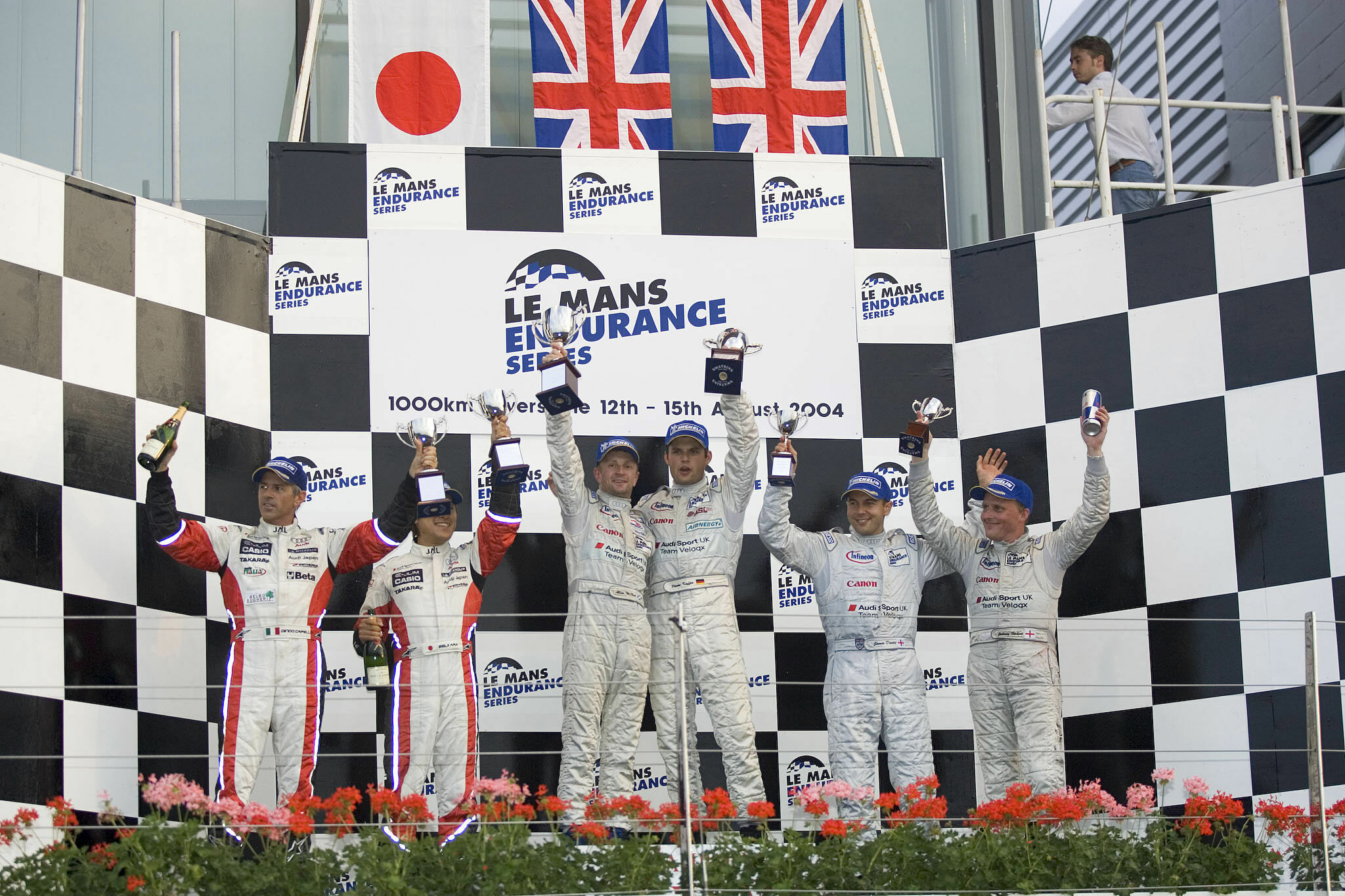LMES 2004 - Das Podium in Silverstone. Von links: Rinaldo Capello und Seiji Ara (zweiter Platz), Allan McNish und Pierre Kaffer (Sieger), Jamie Davies und Johnny Herbert (dritter Platz)
