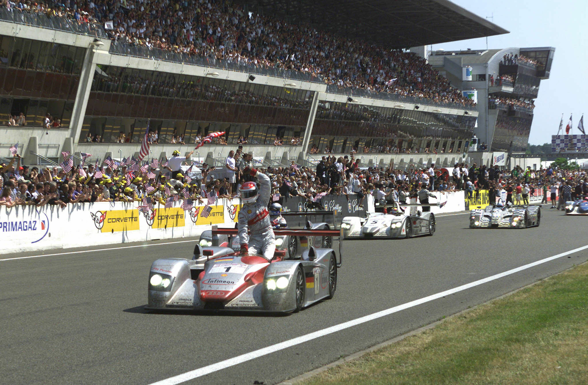 Le Mans 2002 - Emanuele Pirro feiert seinen dritten Le Mans-Sieg in Folge